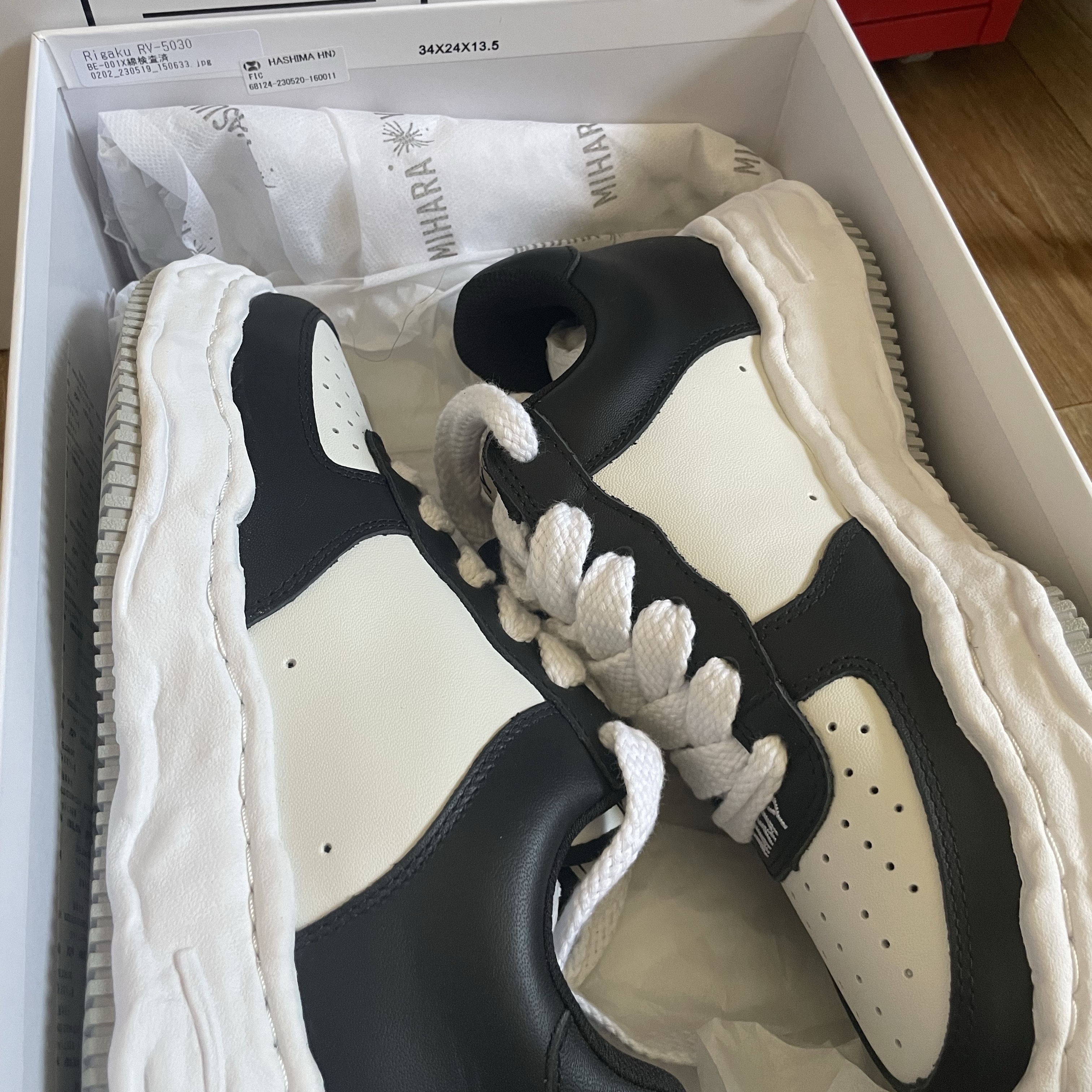 Maison Mihara Yasuhiro Wayne OG Sole Leather Low-top Sneakers Black White 착용 스타일
