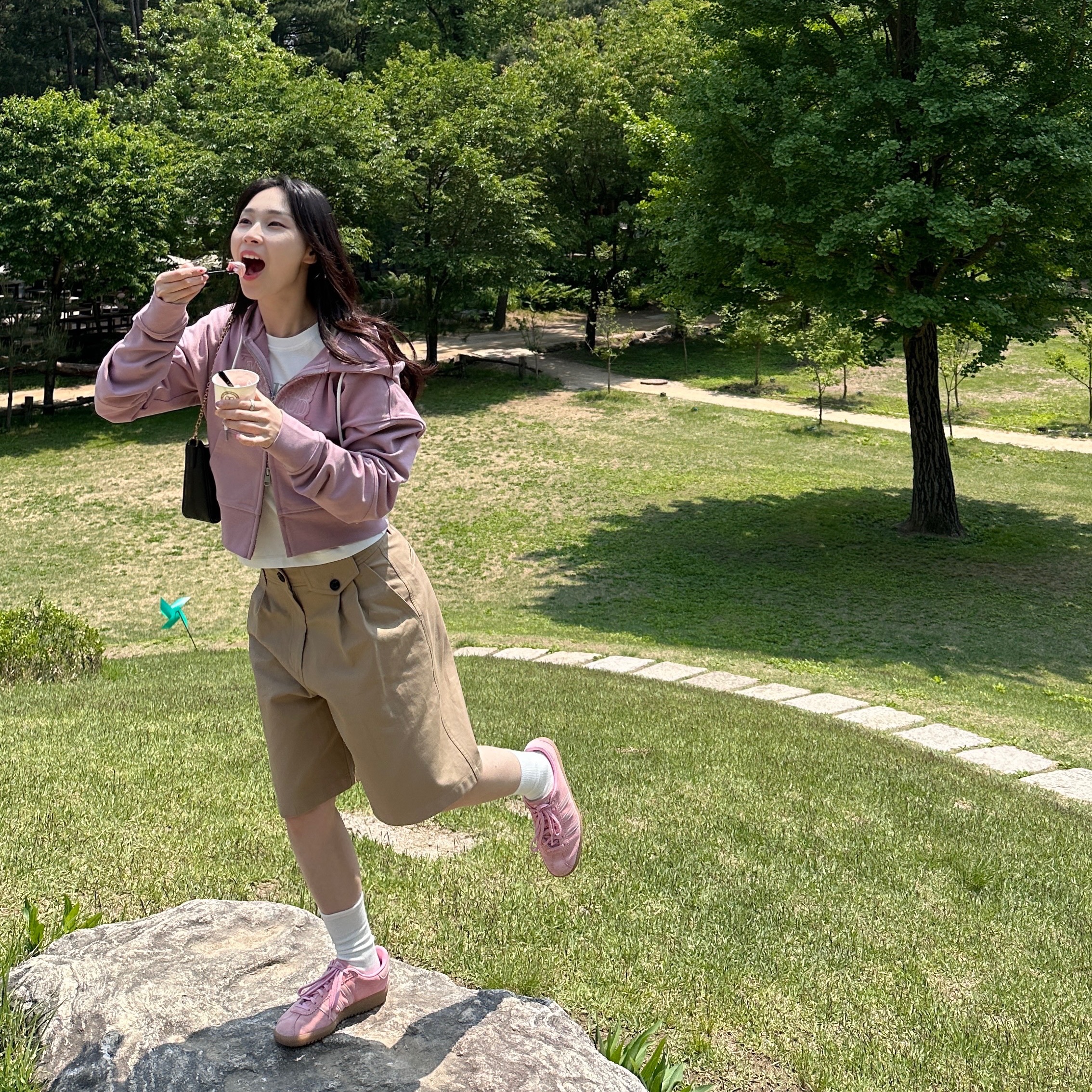 Adidas Bermuda Glow Pink 착용 스타일 - 2