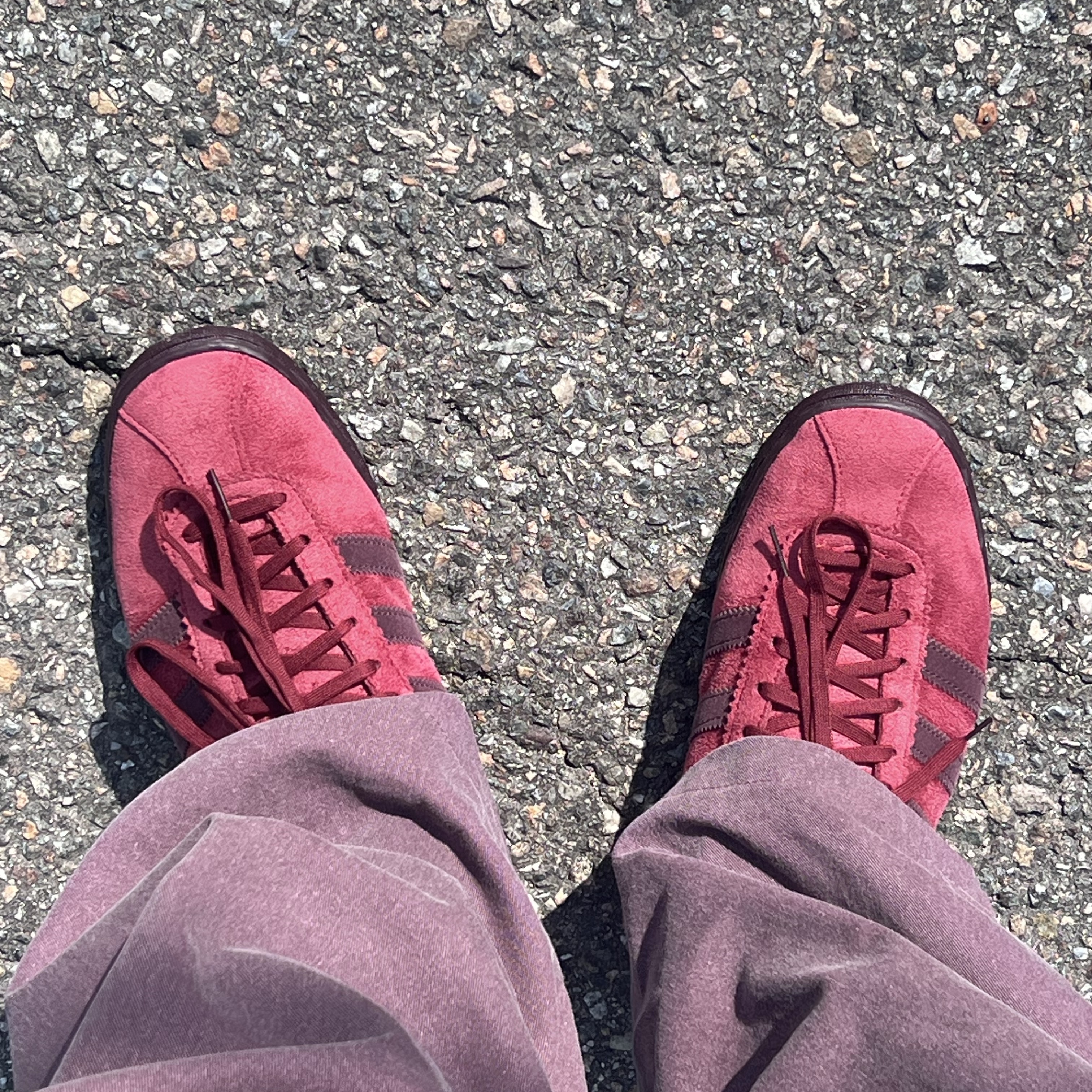 Adidas Tobacco Gruen Collegiate Burgundy 착용 스타일