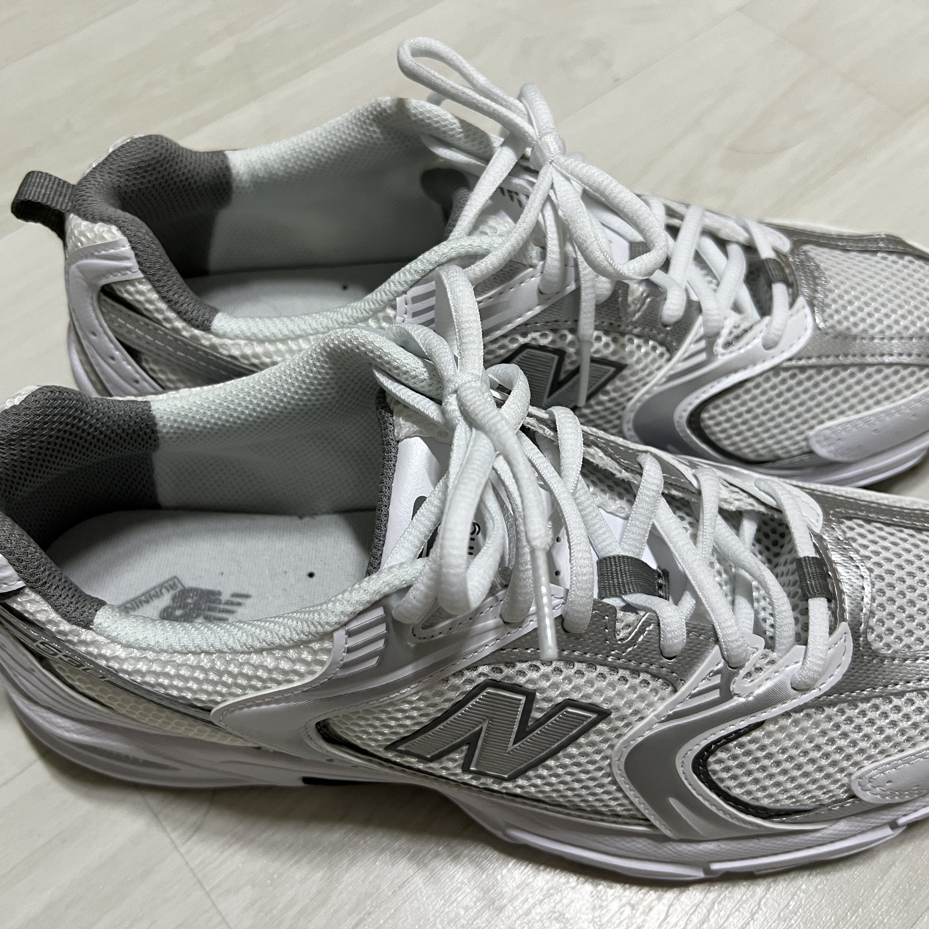 New Balance 530 White Silver 착용 스타일