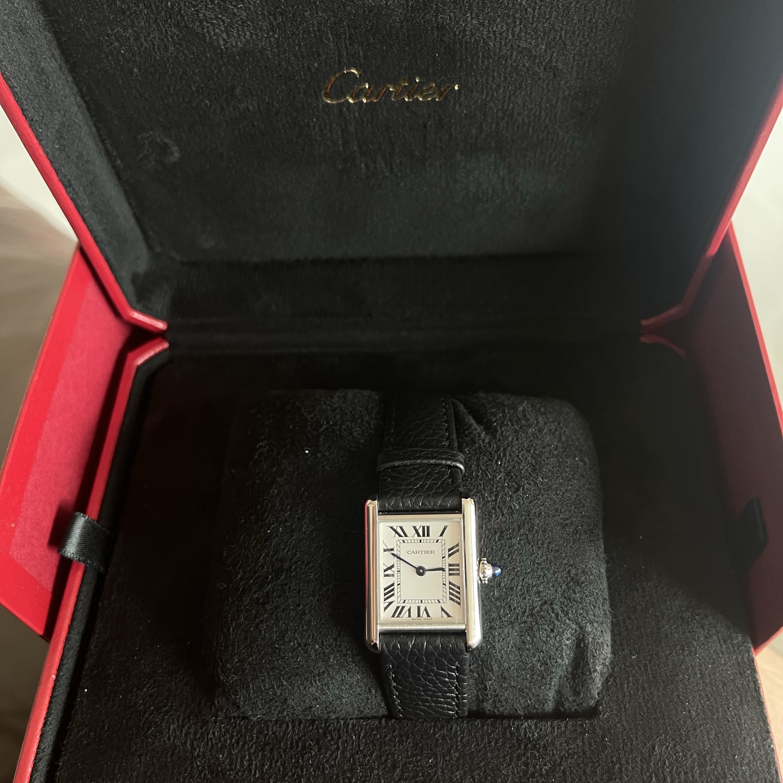 Cartier Tank Must Watch Small Quartz Steel Calfskin Black 착용 스타일