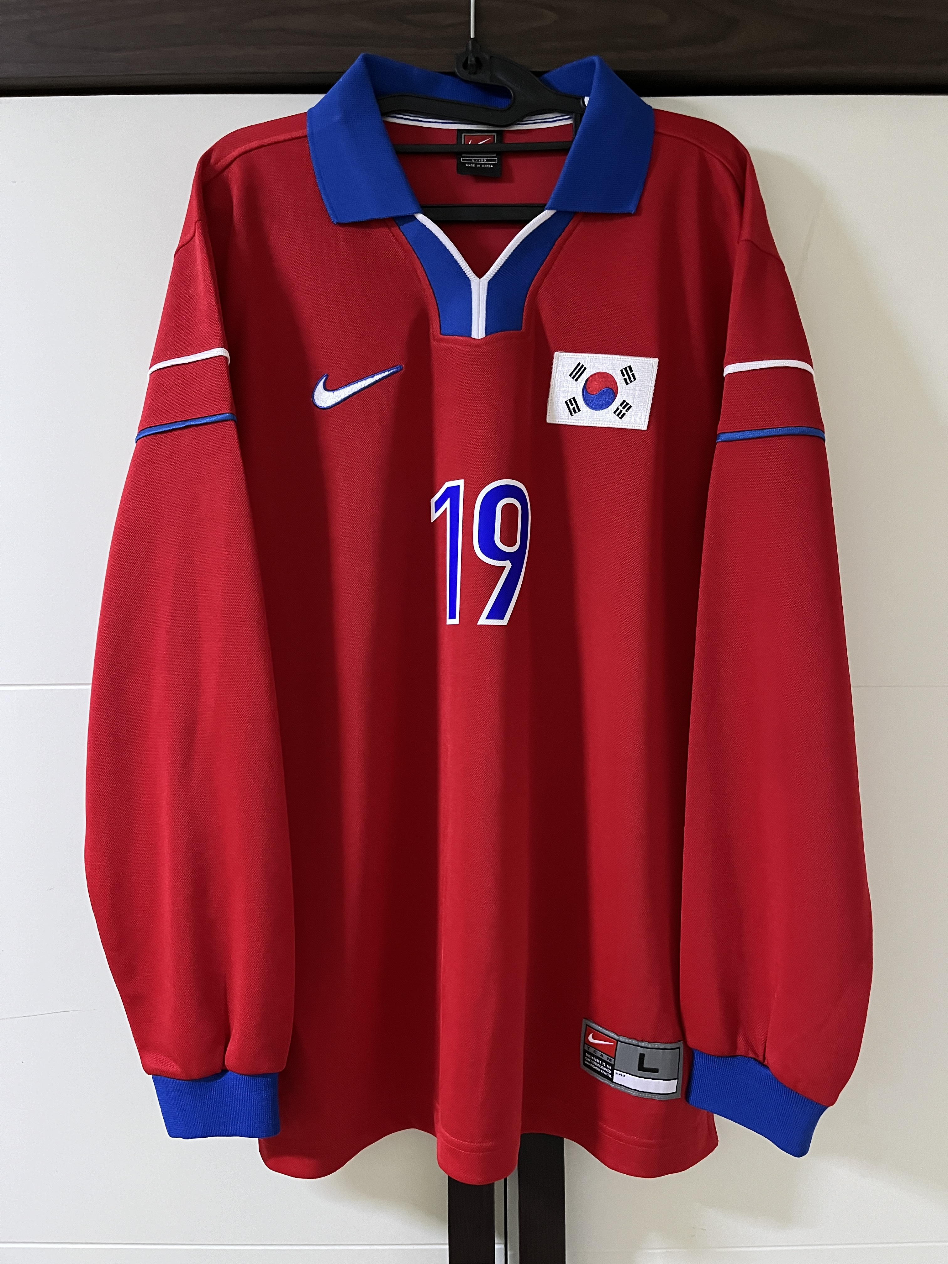 [KREAM 단독] Over The Pitch x Red Devils 1999 Jersey Red 착용 스타일 - 1