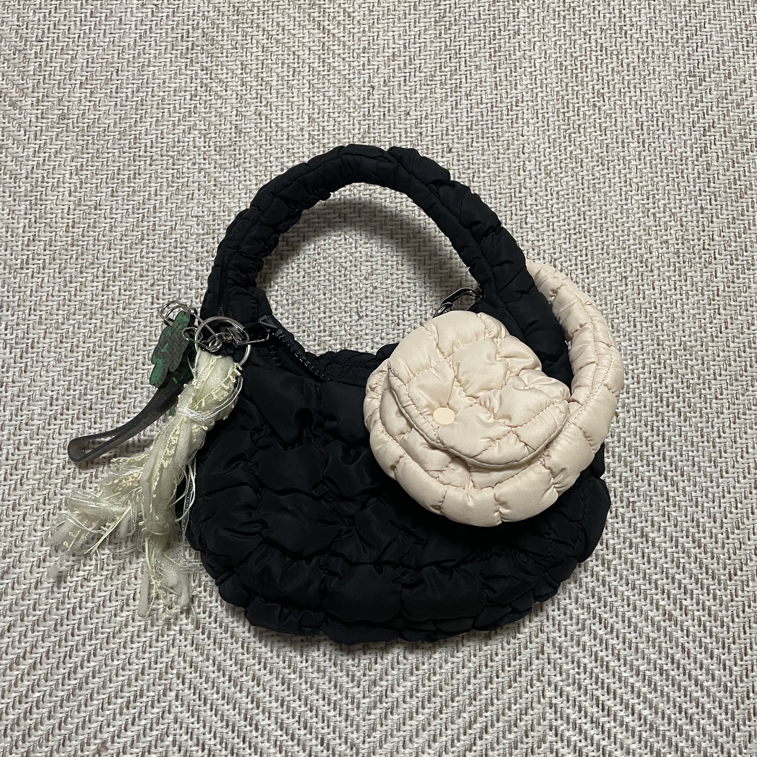 COS Quilted Nano Bag Beige, COS Quilted Mini Bag Black 착용 스타일 - 3