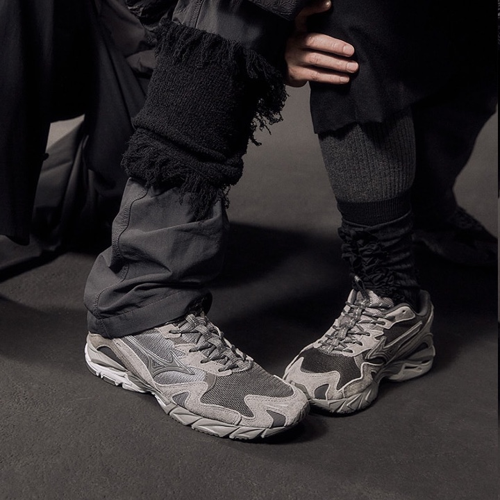 Mizuno Wave Rider 10 Black Silver, Mizuno Wave Rider 10 Dark Shadow Snow White Opal Gray 착용 스타일 - 4