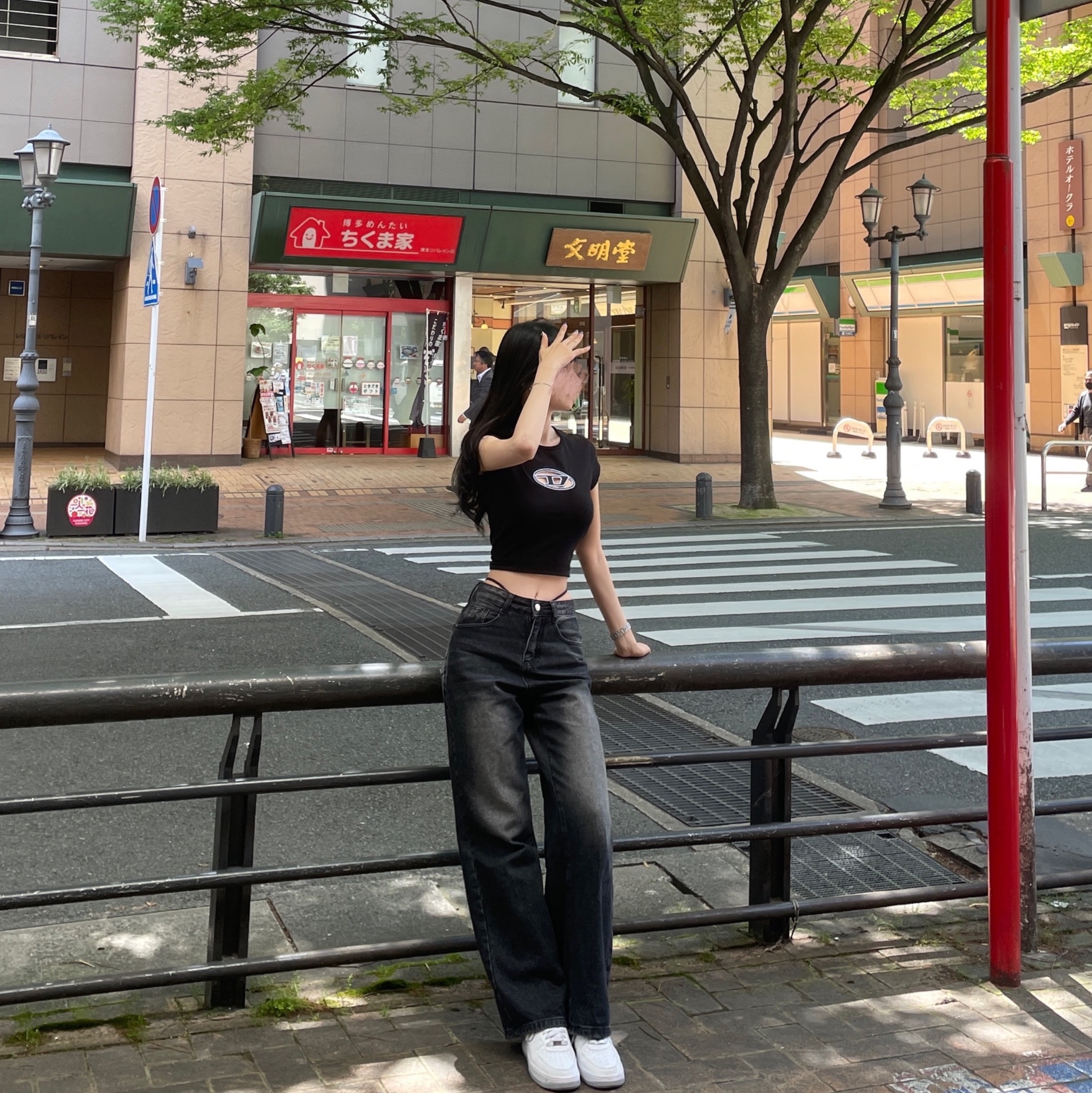 (W) Diesel T-Angie Peekaboo Logo T-Shirt Black 착용 스타일 - 2