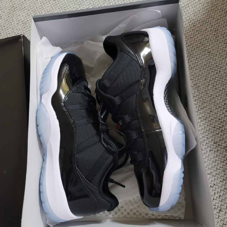 Jordan 11 Retro Low Black and Varsity Royal 착용 스타일 - 2
