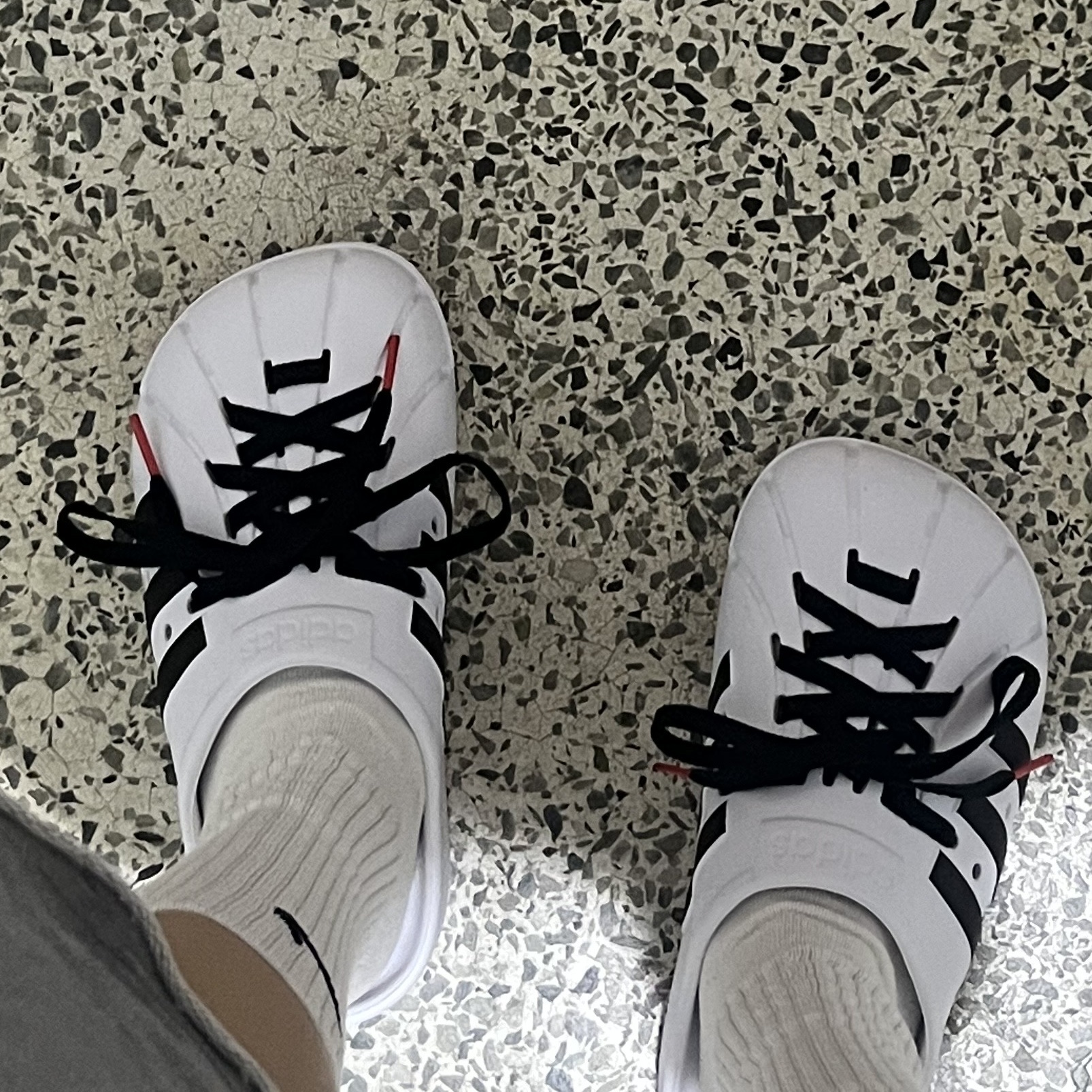 Adidas Adilette Clog White Black 착용 스타일