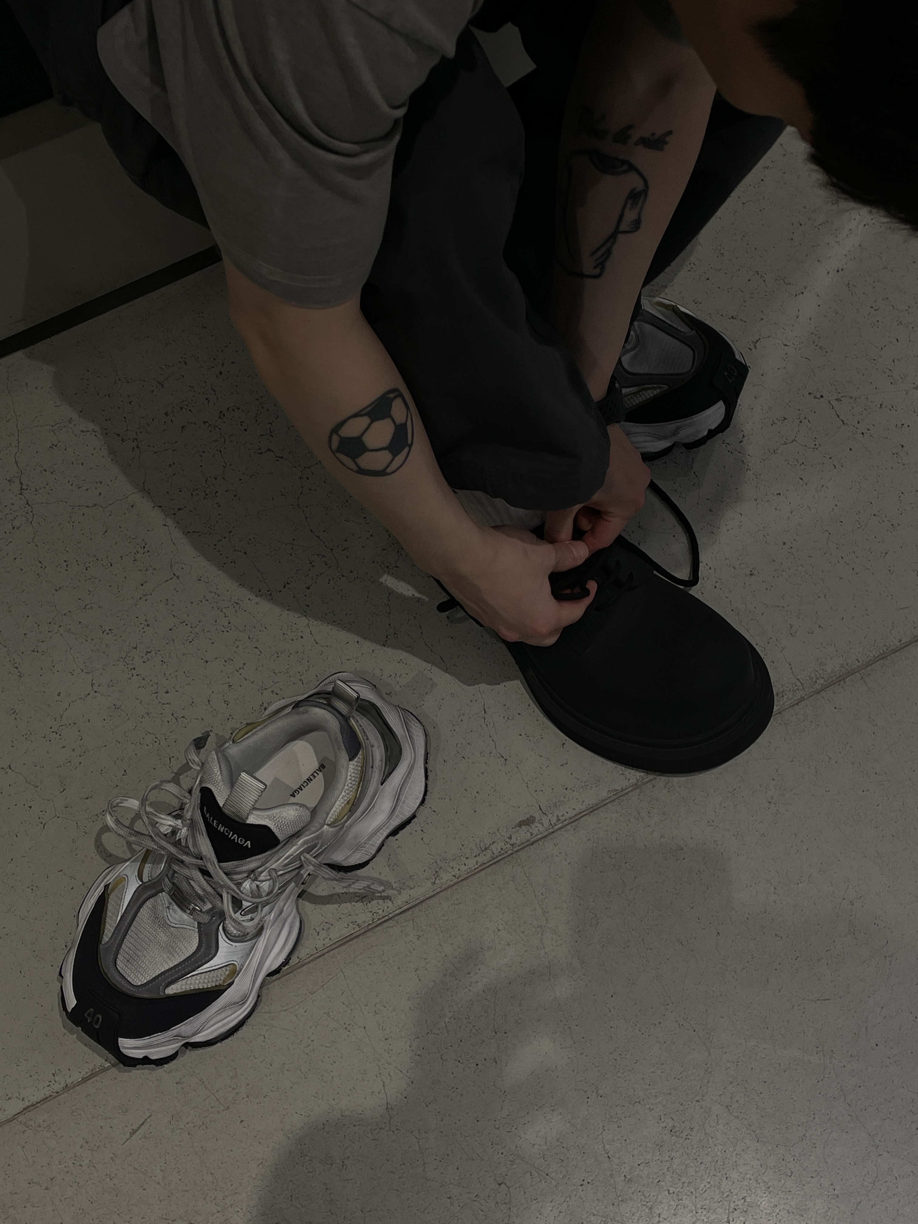 Balenciaga Cargo Sneakers White Grey, Balenciaga Steroid Derby Black 착용 스타일 - 2