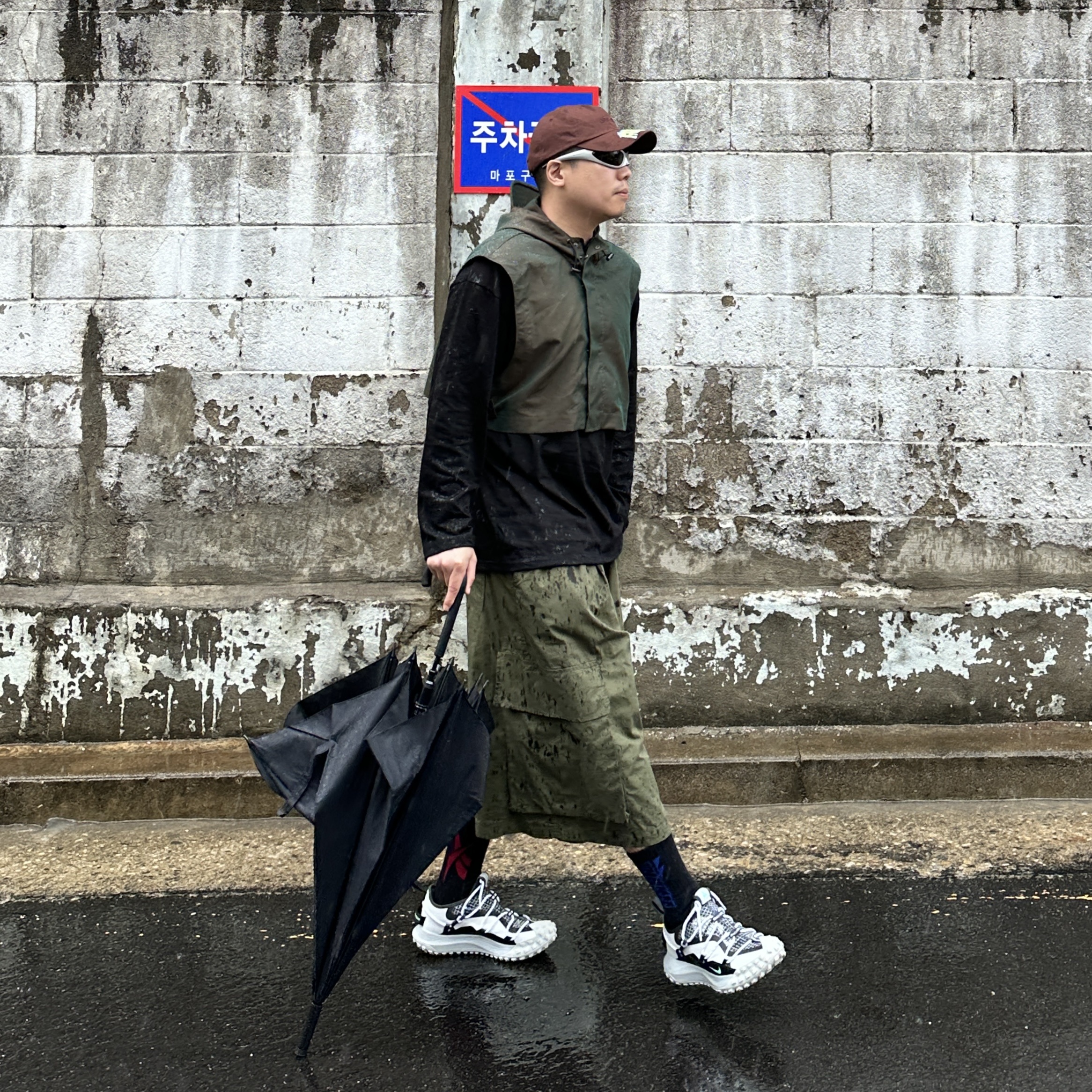 Nike ACG Mountain Fly Low SE White and Black 착용 스타일