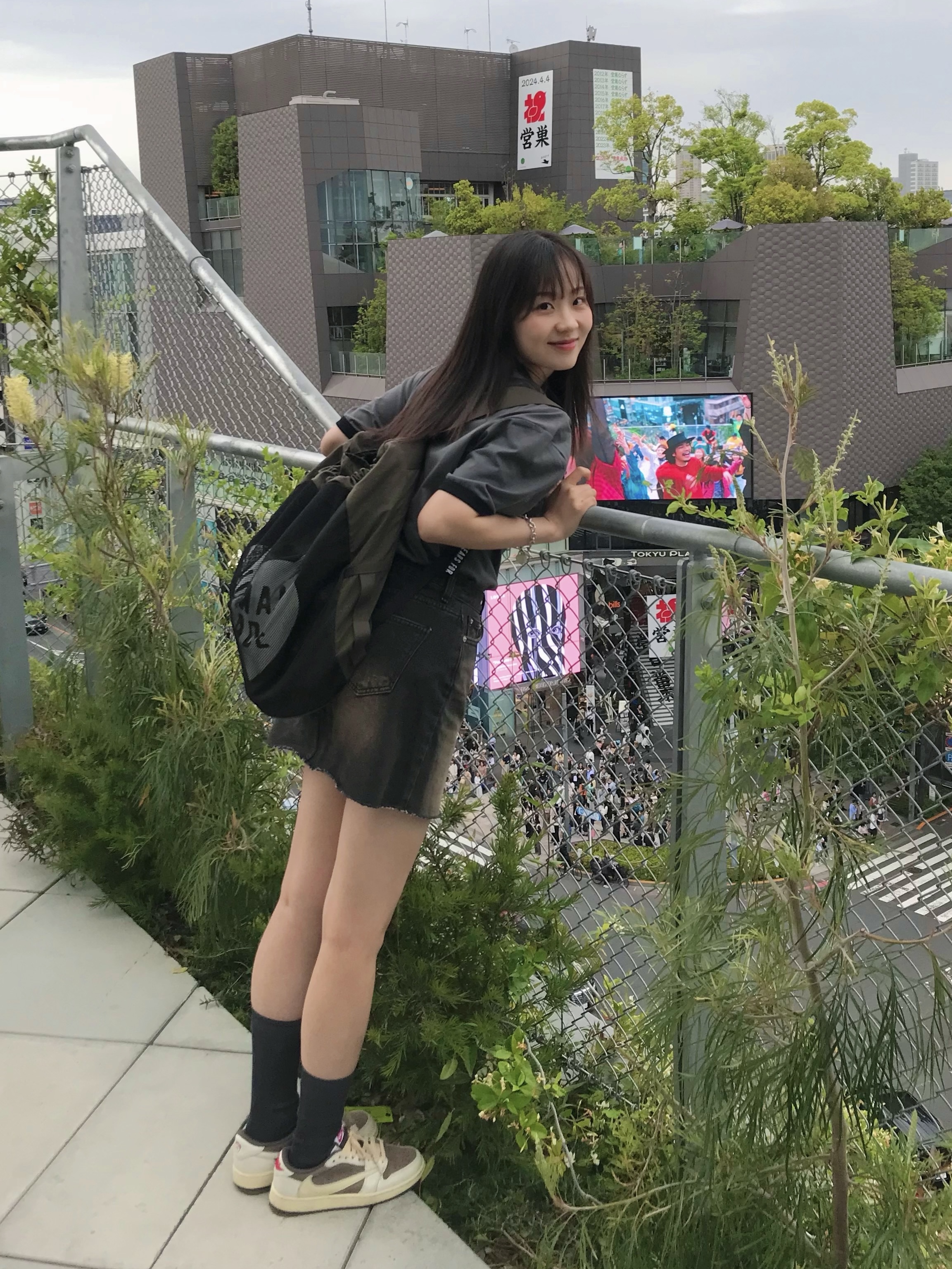 Jordan 1 x Travis Scott Retro Low OG SP Sail and Ridgerock, Human Made Drawstring Backpack Olive Drab 착용 스타일