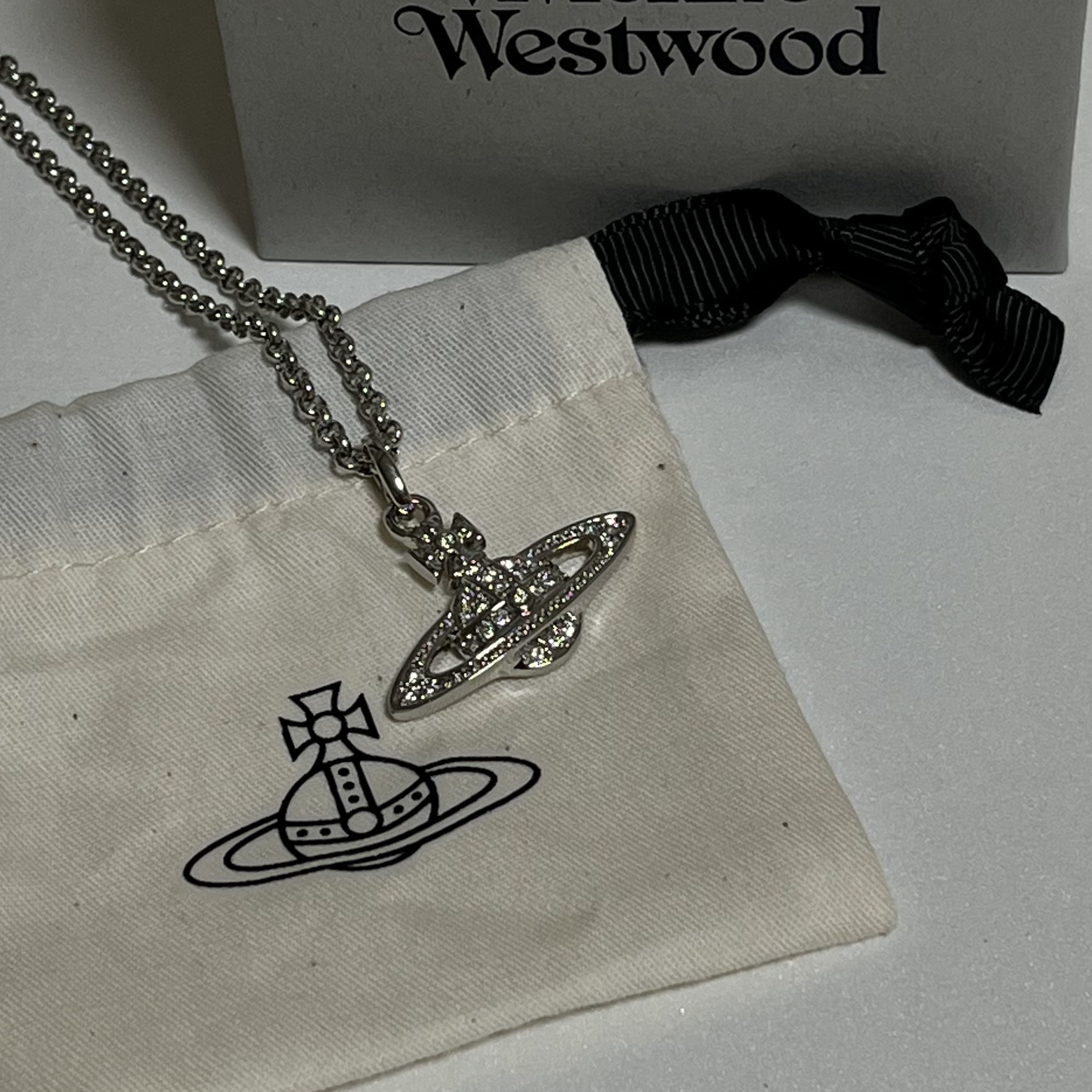 Vivienne Westwood Mini Bas Relief Pendant Silver 착용 스타일