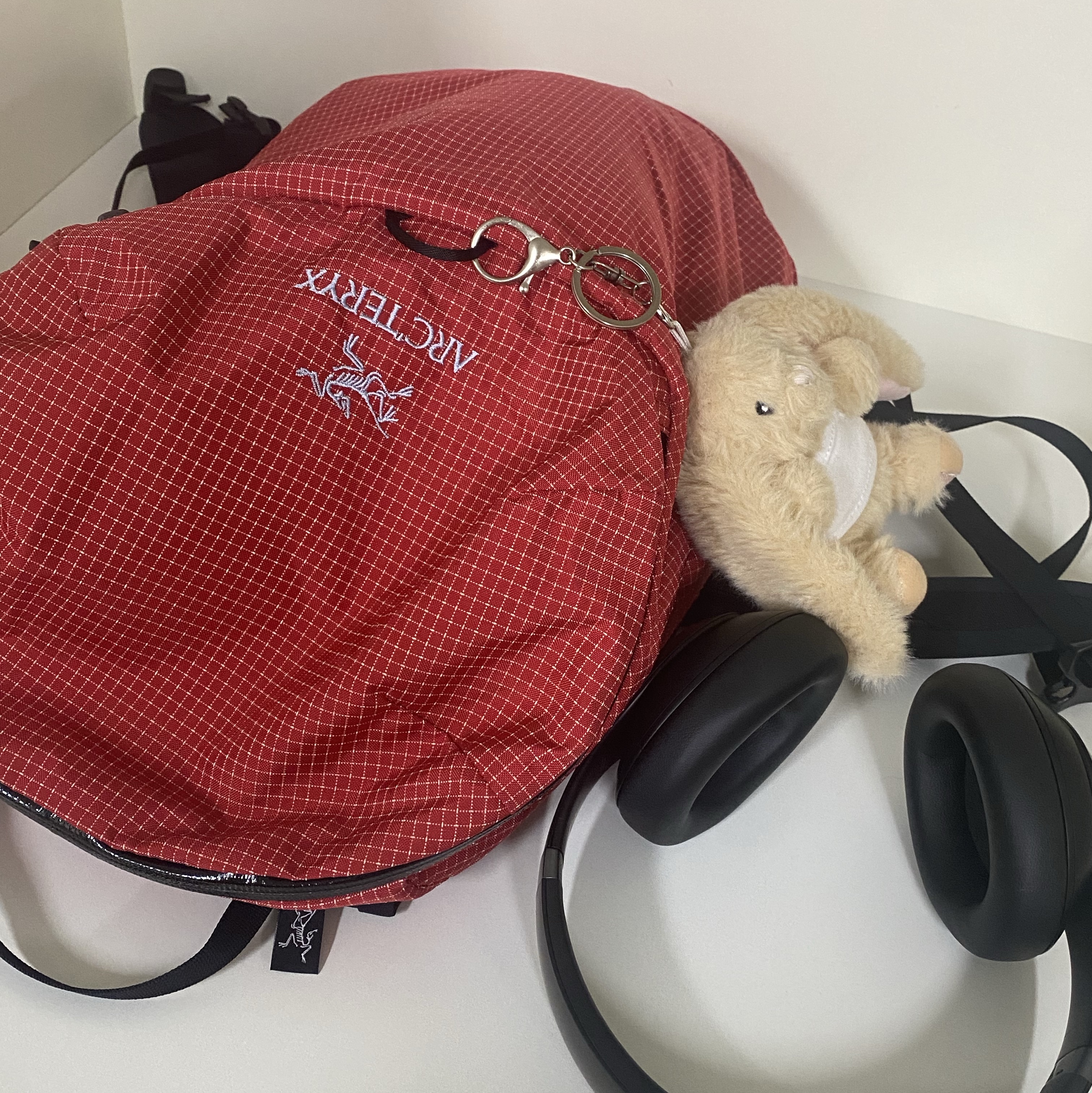 Arc'teryx Konseal 15 Backpack Heritage, Beats Studio Pro Wireless Over Ear Headphone Black (Korean Ver.) 착용 스타일