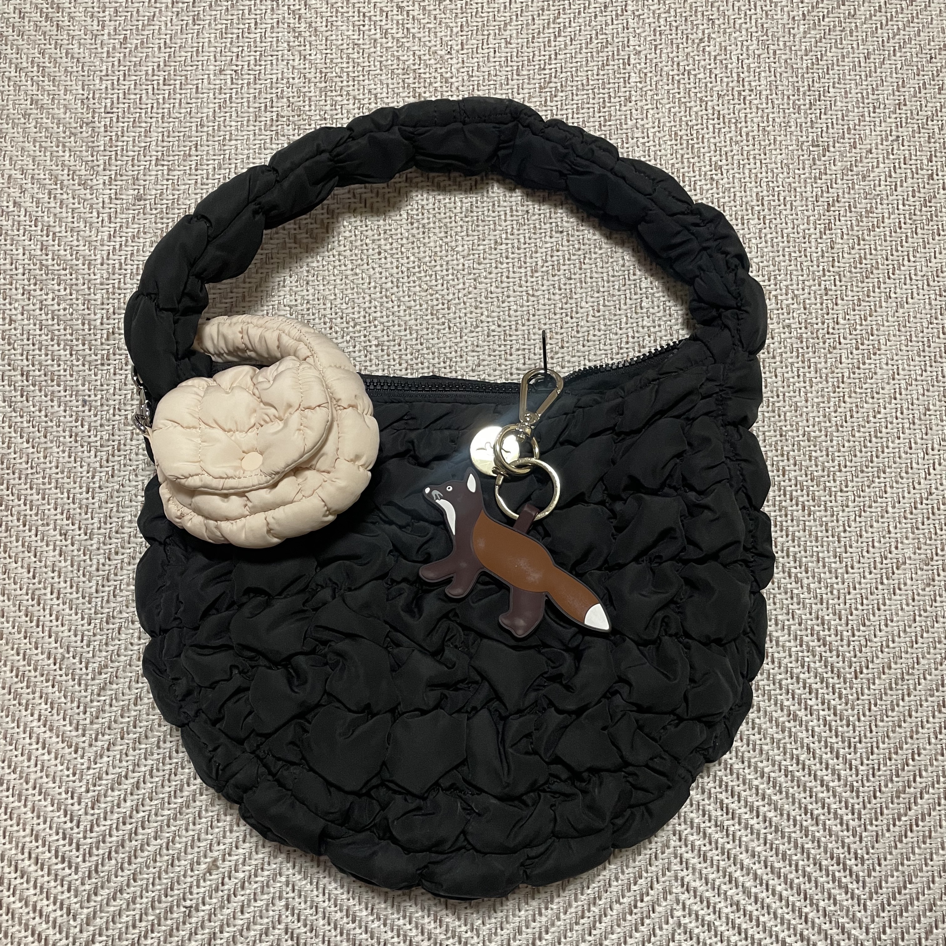 COS Quilted Nano Bag Beige, COS Quilted Mini Bag Black 착용 스타일 - 2