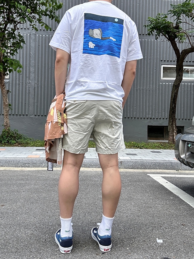 Vans Vault OG Old Skool LX Navy, Uniqlo UT x Kaws Short Sleeve Graphic T-Shirt White 착용 스타일 - 2