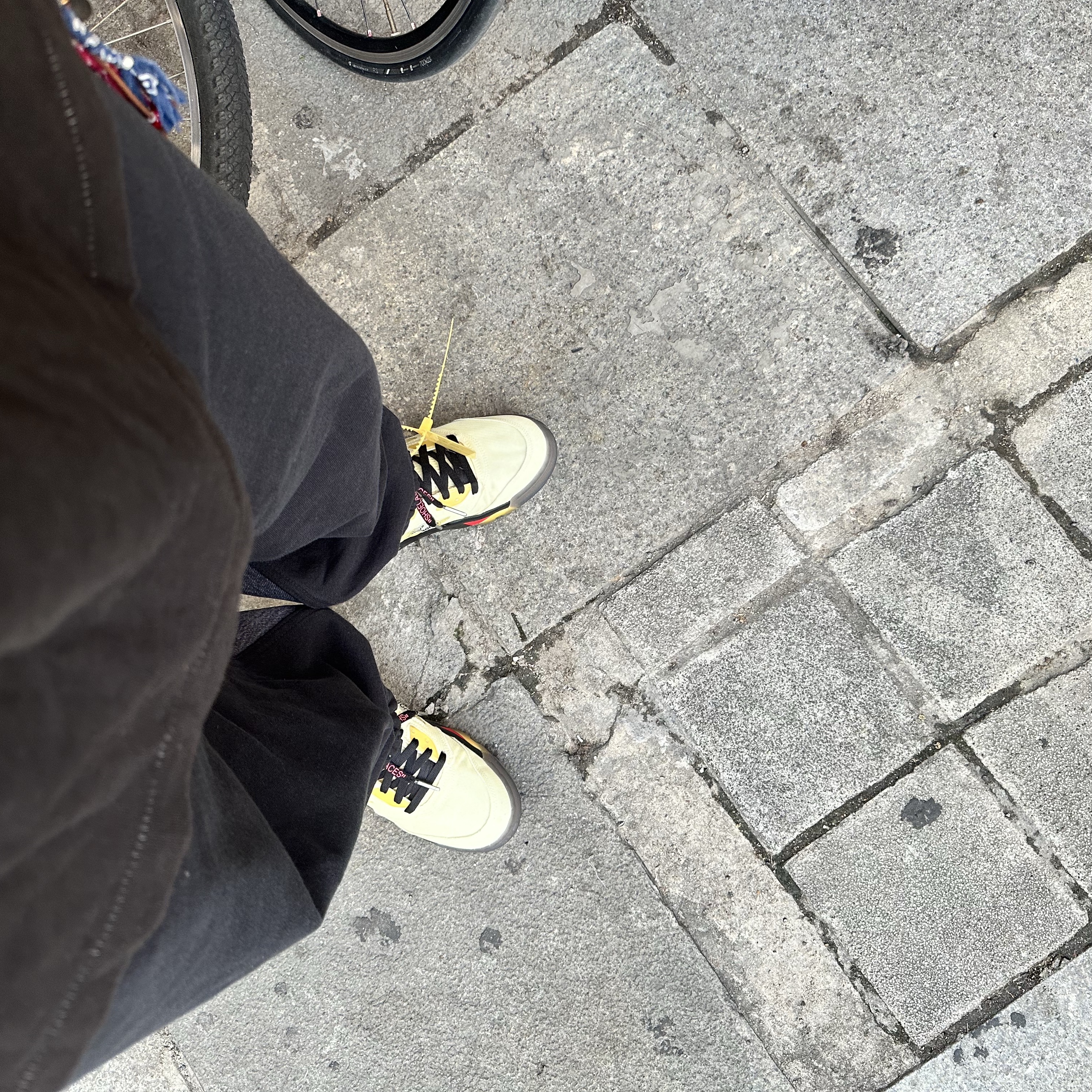 Jordan 5 x Off-White Retro SP Sail Fire Red, Comme des Garcons Oversized Cotton Backpack Large Denim 착용 스타일 - 2