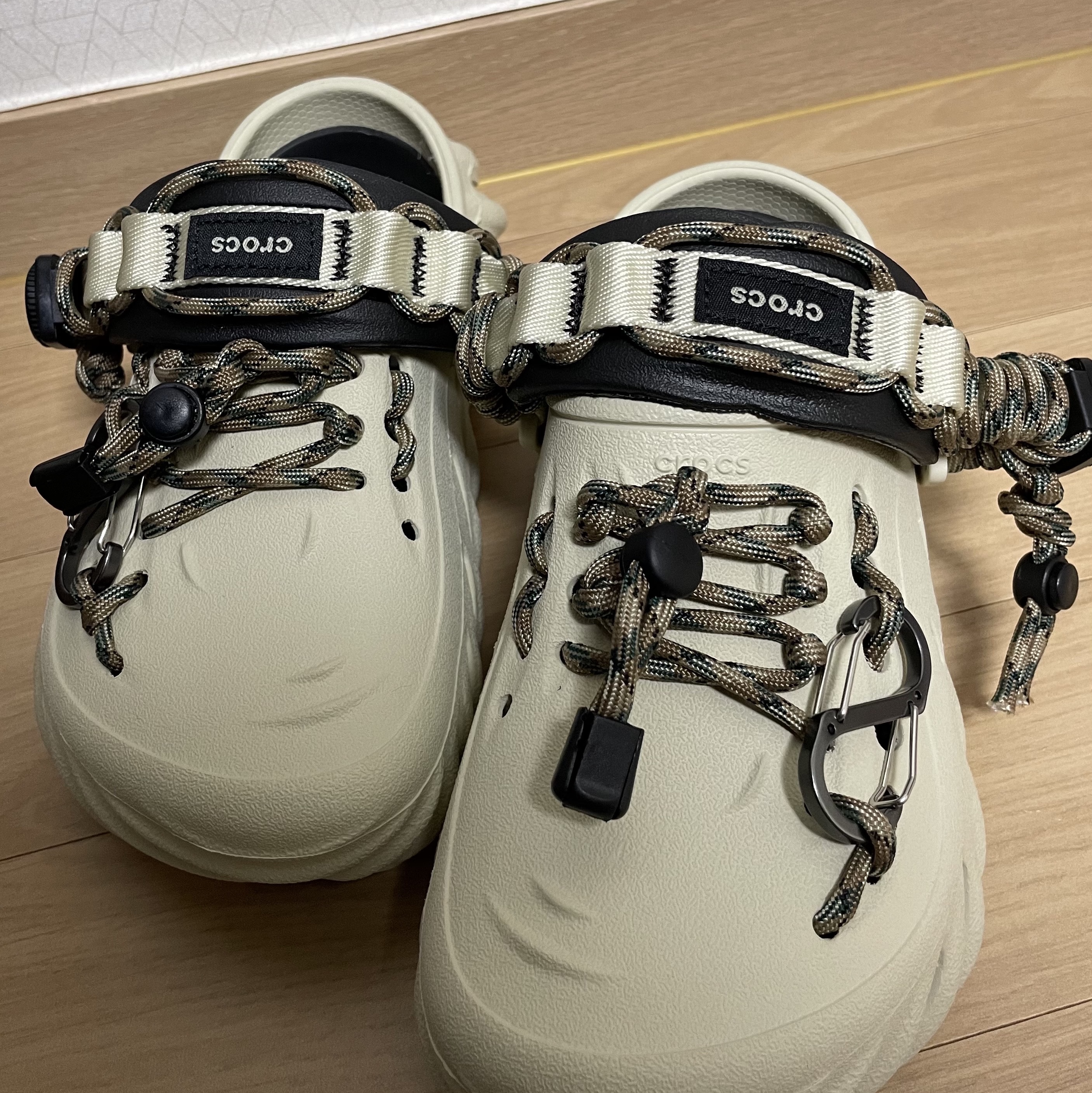 Crocs Echo Clog Bone Black 착용 스타일 - 2