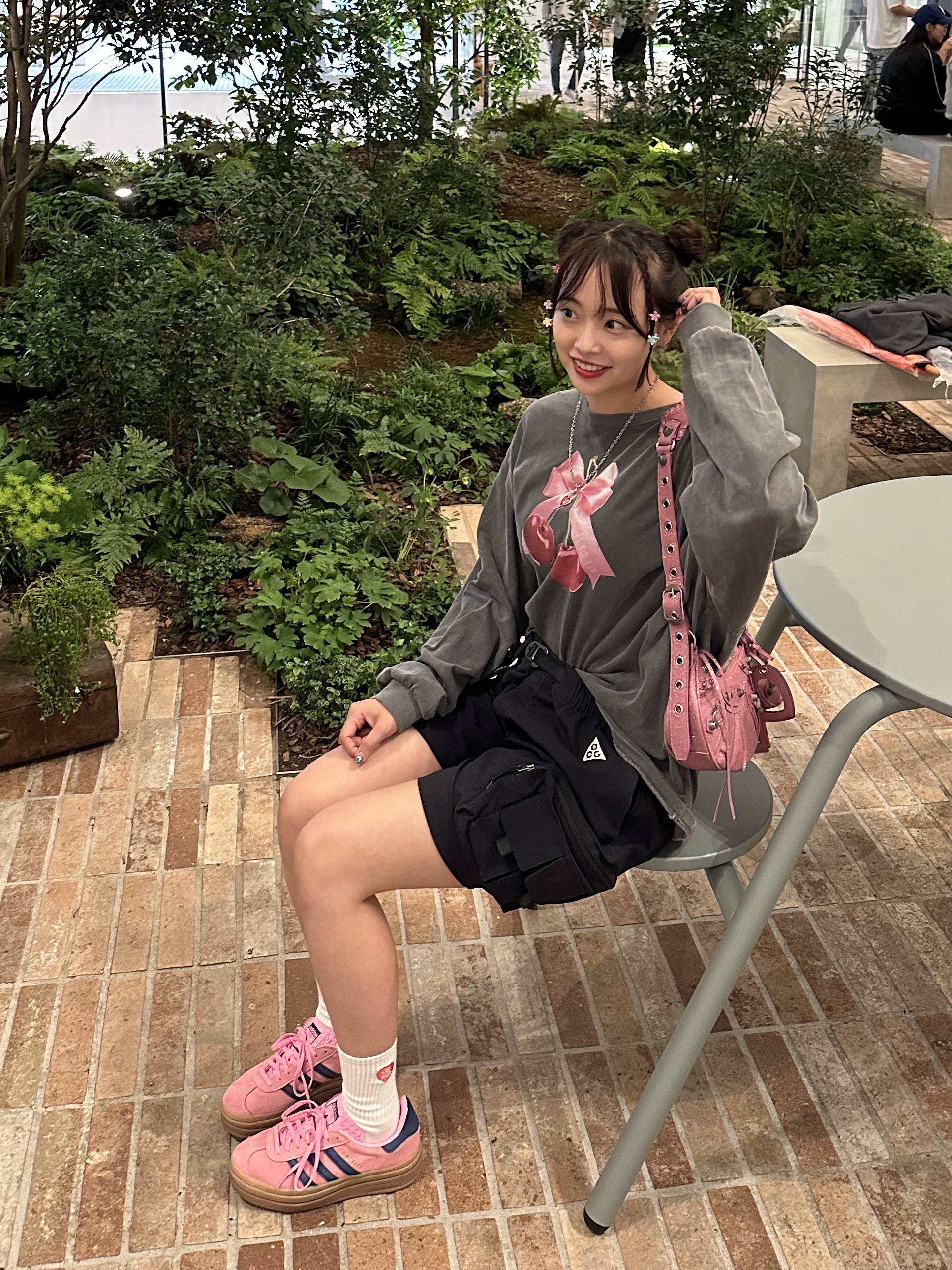 (W) Adidas Gazelle Bold Pink Glow Victory Blue, Balenciaga Le Cagole XS Shoulder Bag Pink 착용 스타일 - 5