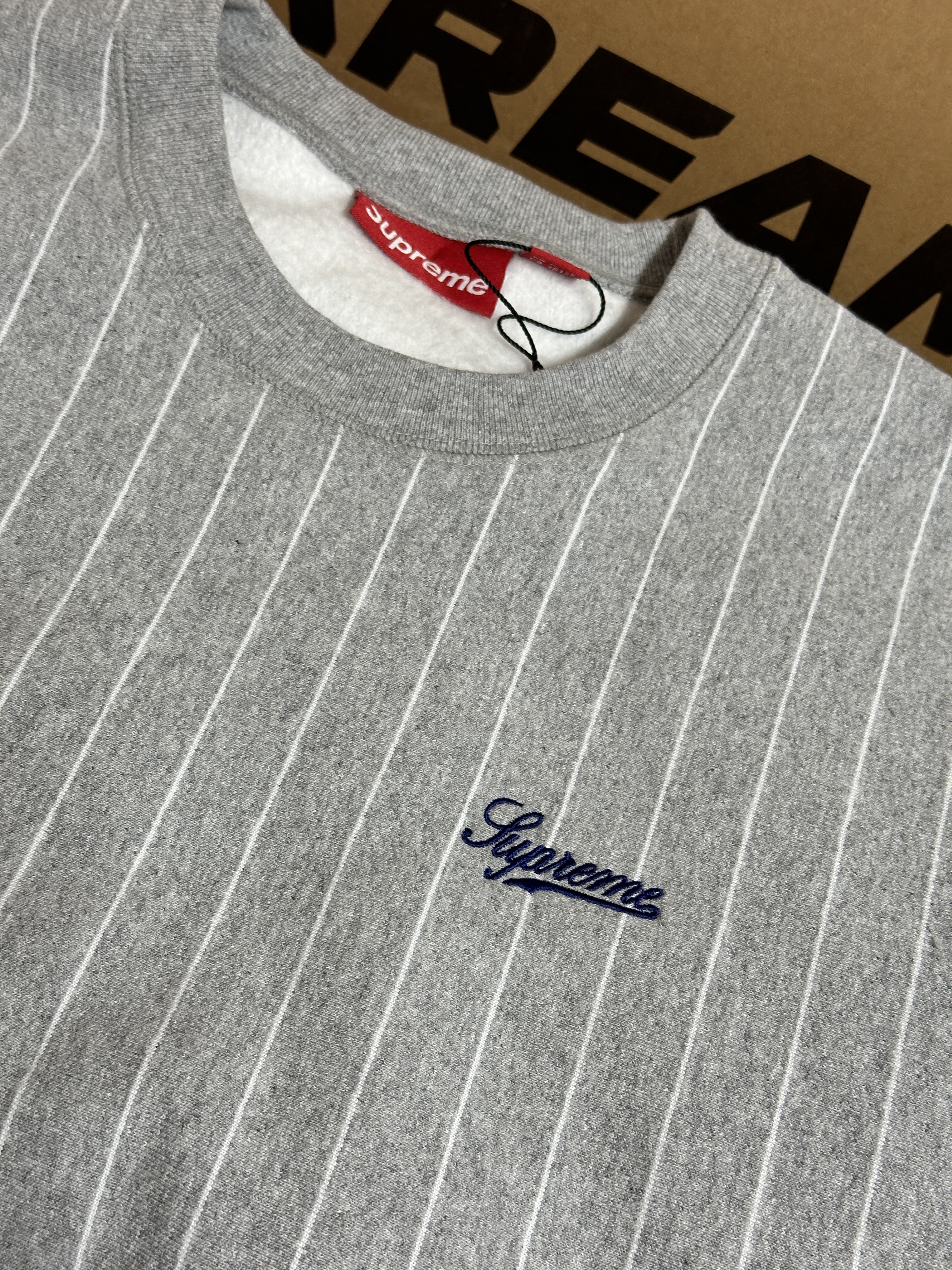 Supreme Pinstripe Crewneck Heather Grey - 24SS, Supreme Pinstripe Sweatshort Heather Grey - 24SS 착용 스타일 - 2