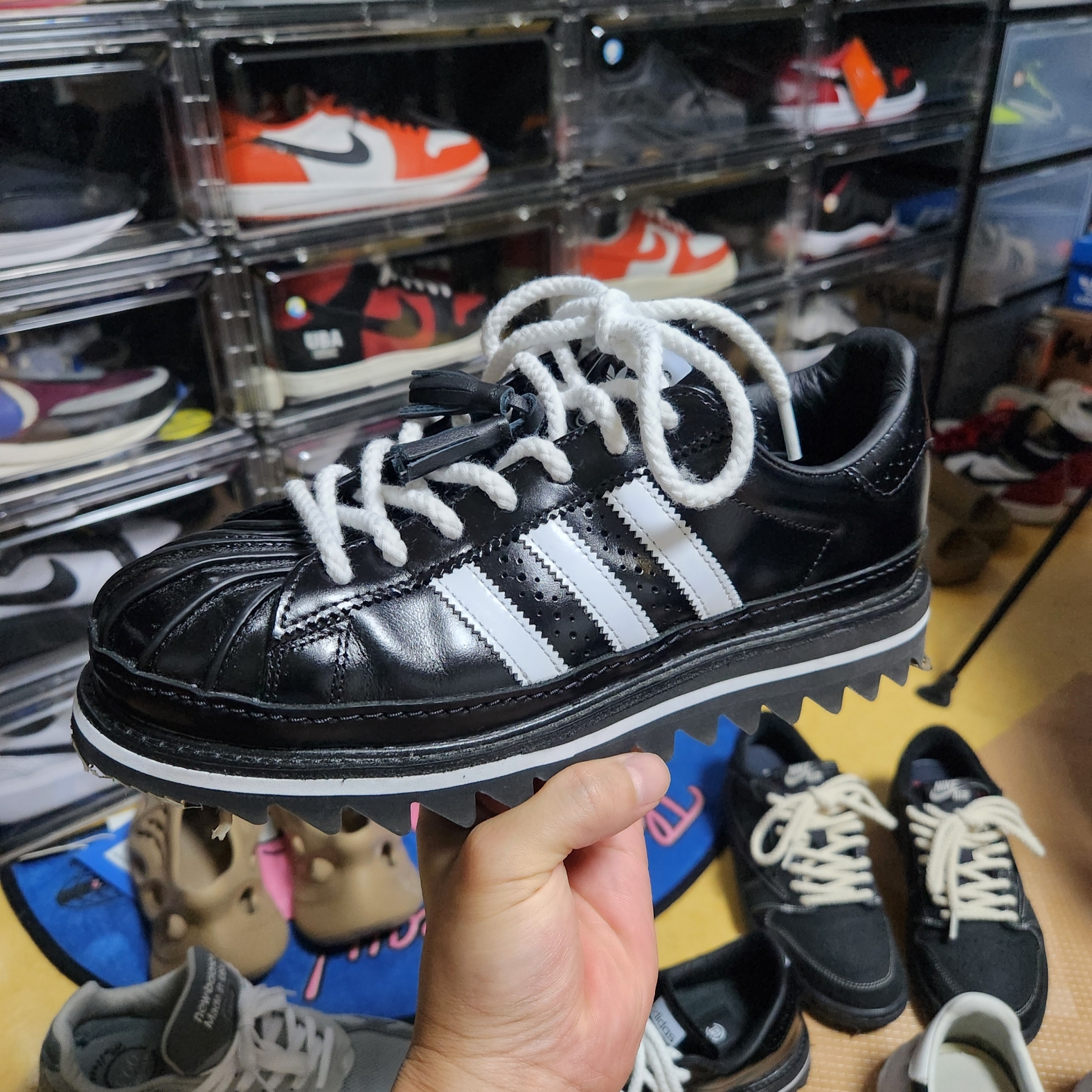 Maison Mihara Yasuhiro Blakey OG Sole Leather Low-top Sneakers Black, Jordan 1 x Travis Scott Retro Low OG SP Black Phantom 착용 스타일 - 3