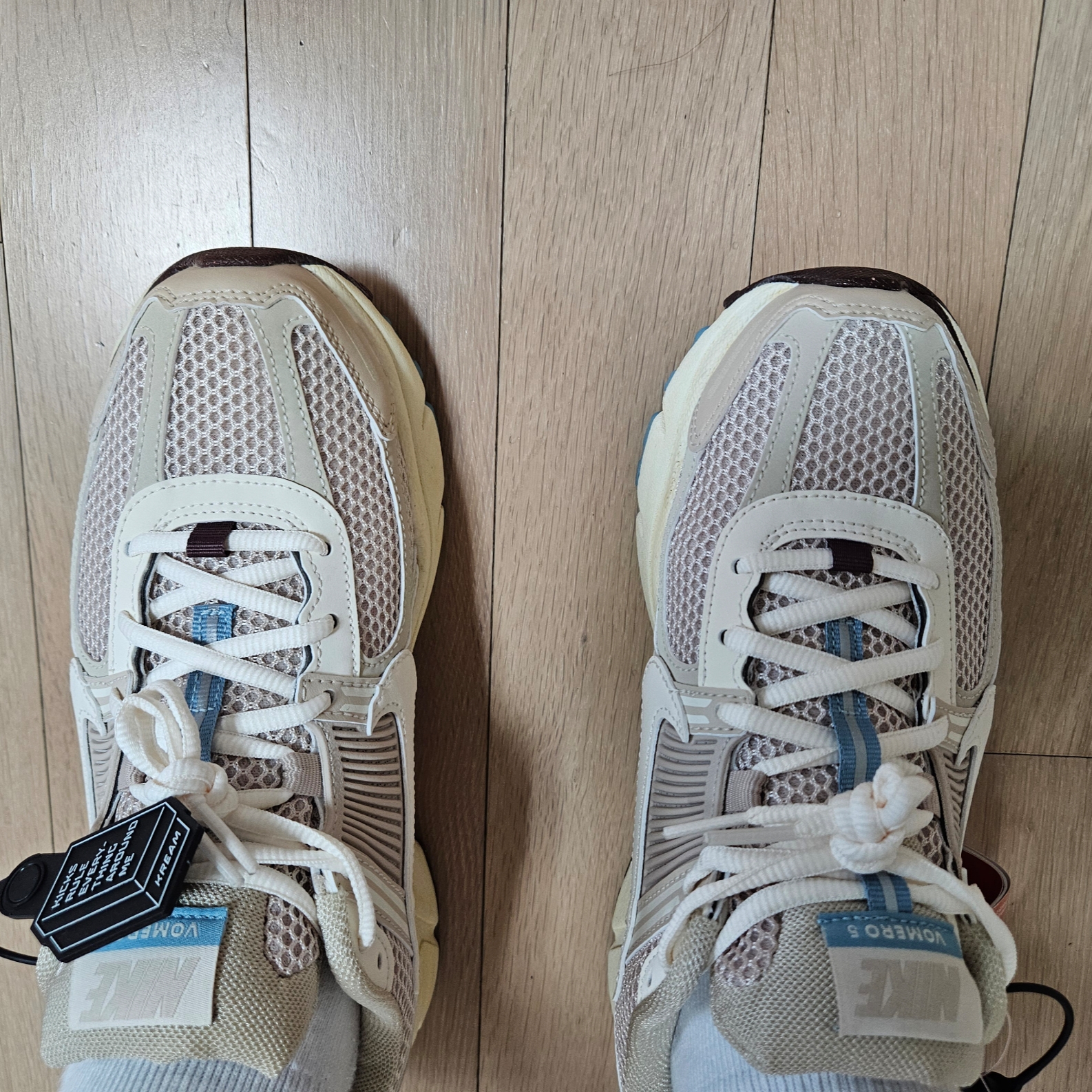 (W) Nike Zoom Vomero 5 Oatmeal 착용 스타일 - 2