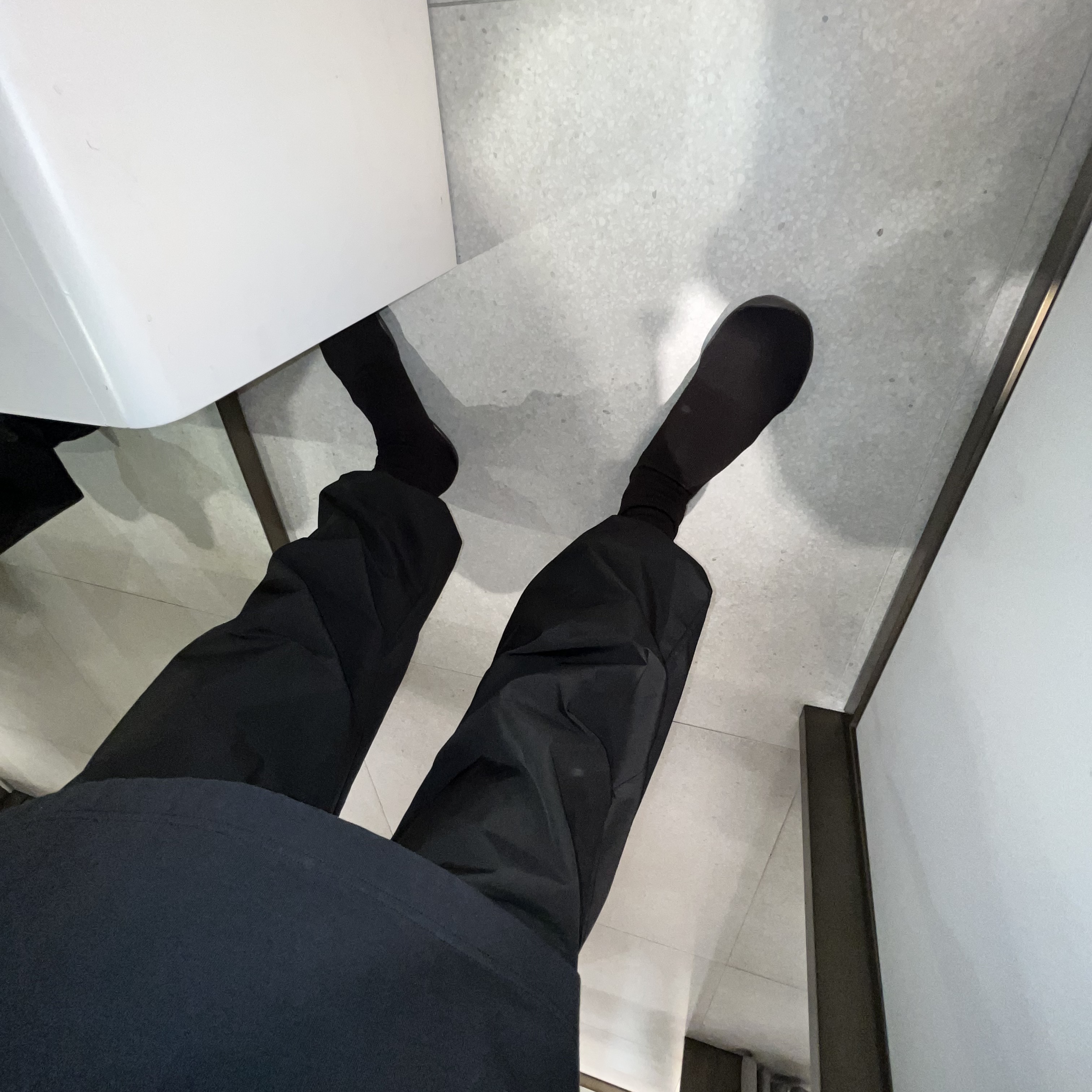 Yeezy YZY Pods Black 착용 스타일