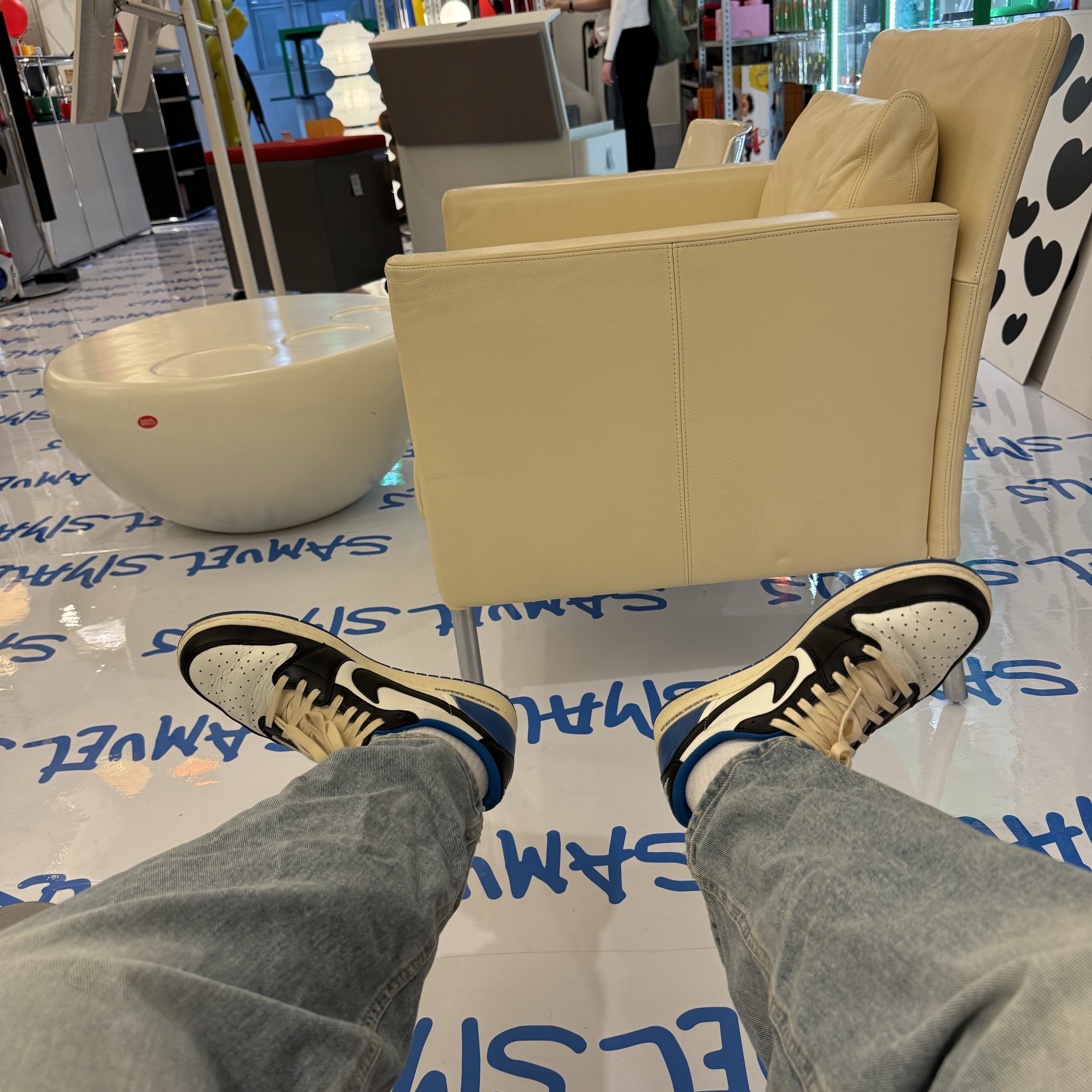 The Museum Visitor Heart Sprayed T-Shirt White, Jordan 1 x Travis Scott x Fragment Retro Low OG SP Military Blue 착용 스타일 - 3