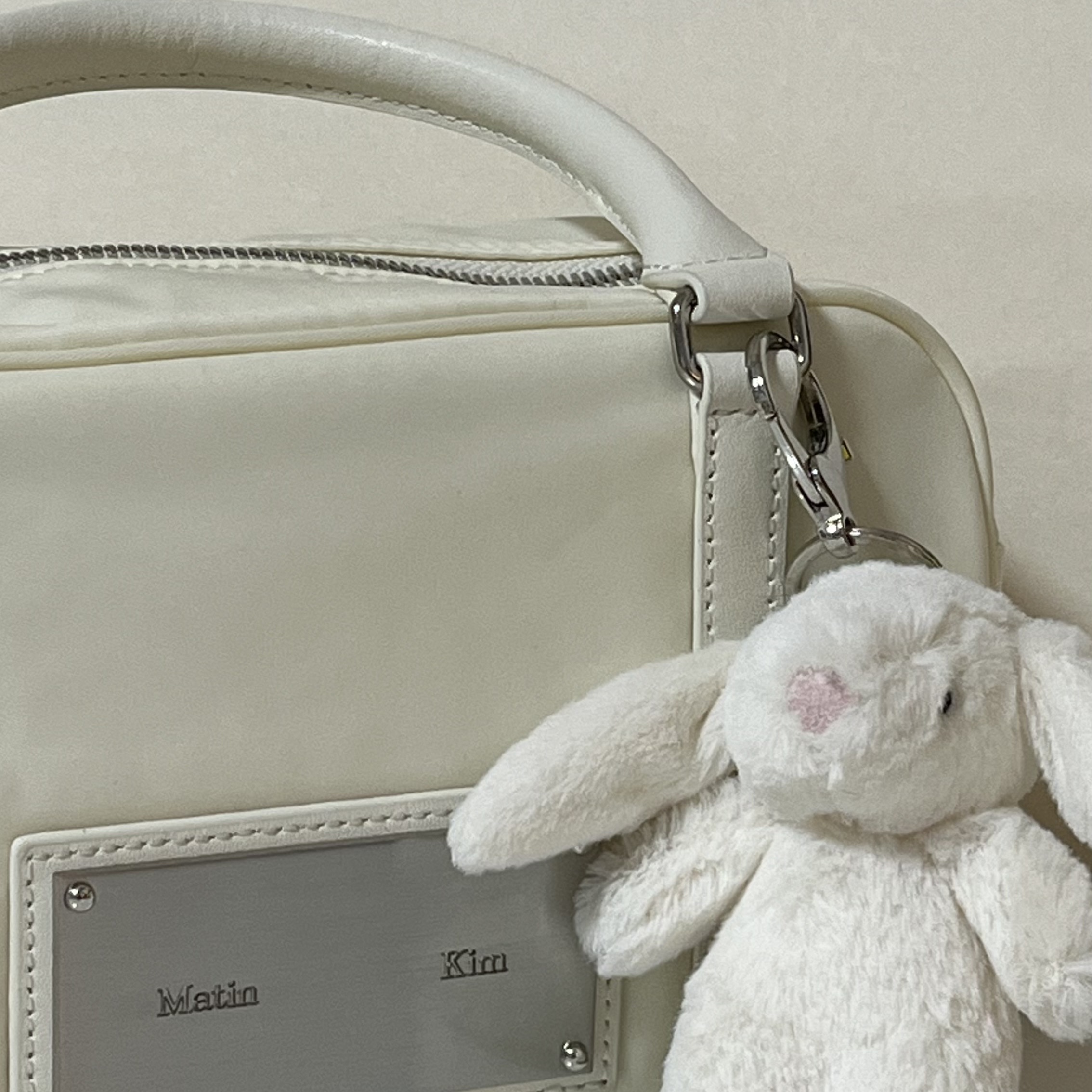 Matin Kim Baby Sporty Tote Bag Ivory, Jellycat Bashful Bunny Bag Charm Cream 착용 스타일