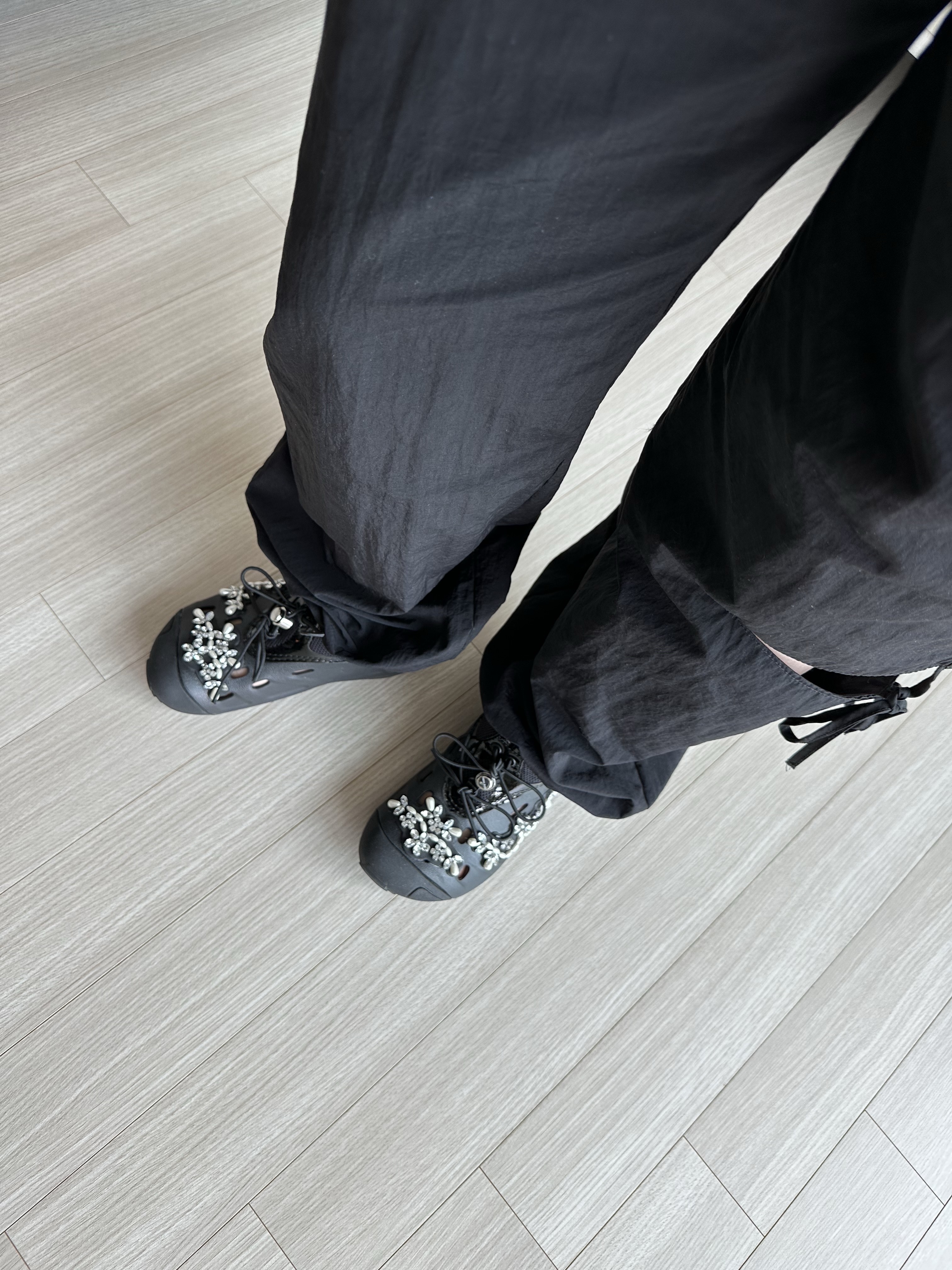 (W) Crocs x Simone Rocha Quick Trail Low Black, (W) Crocs x Simone Rocha Quick Trail Low Khaki 착용 스타일 - 3
