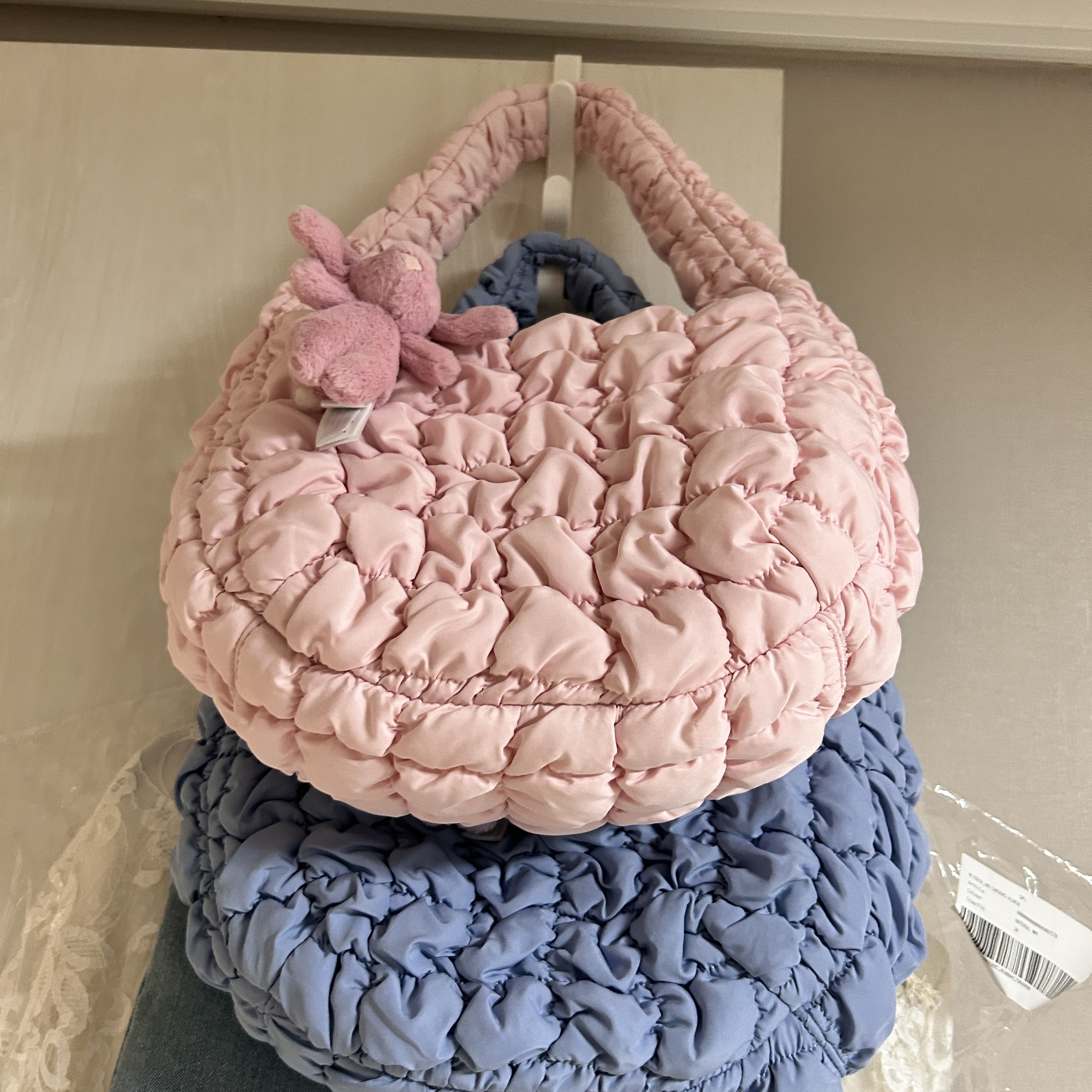 COS Quilted Mini Bag Pink, COS Quilted Mini Bag Light Blue 착용 스타일 - 4