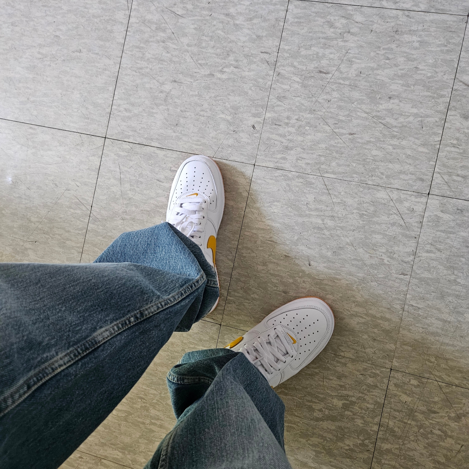 Nike Air Force 1 Low Retro QS University Gold 착용 스타일