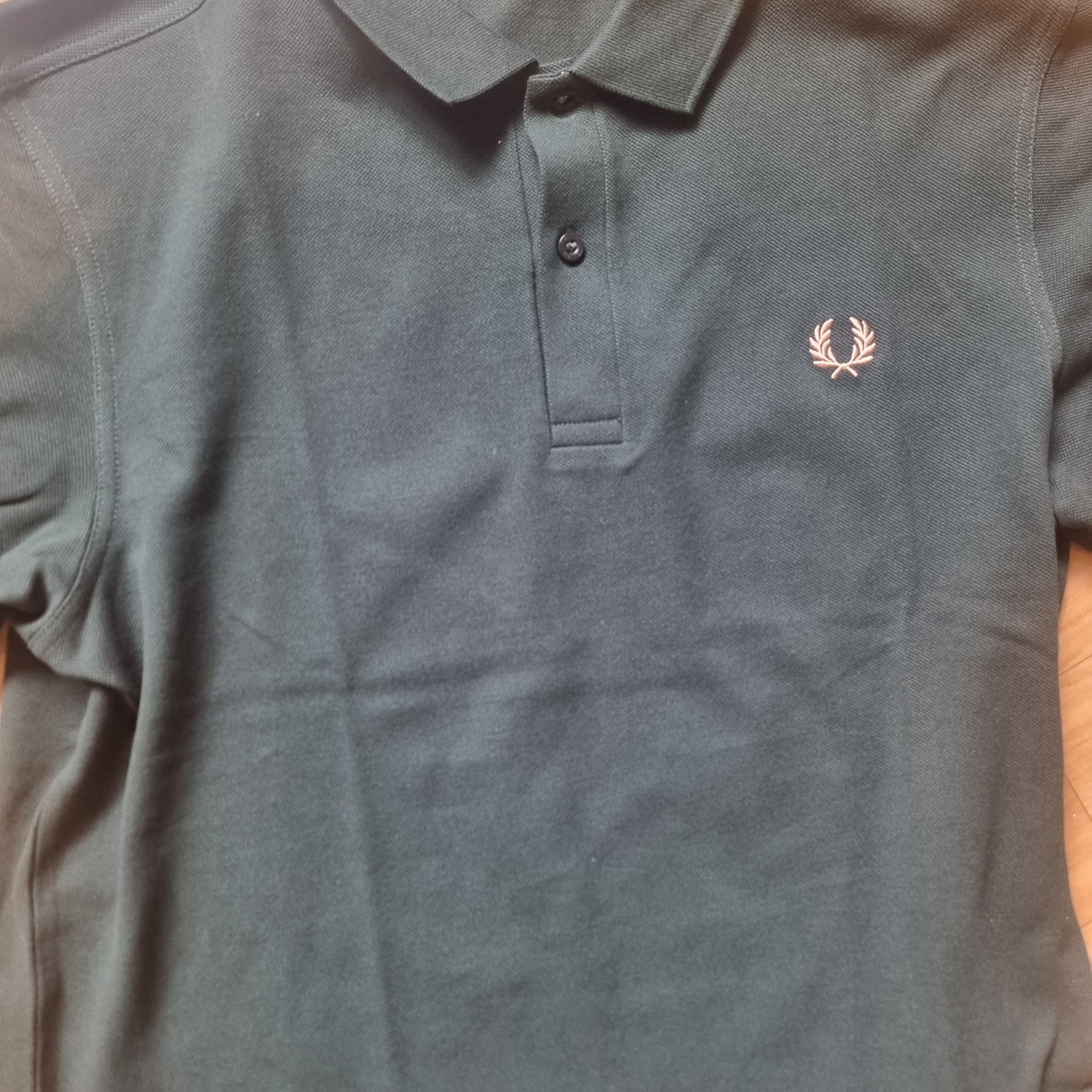 Fred Perry M6000 Plain Fred Perry Shirt Night Green/Light Rust 착용 스타일 - 2