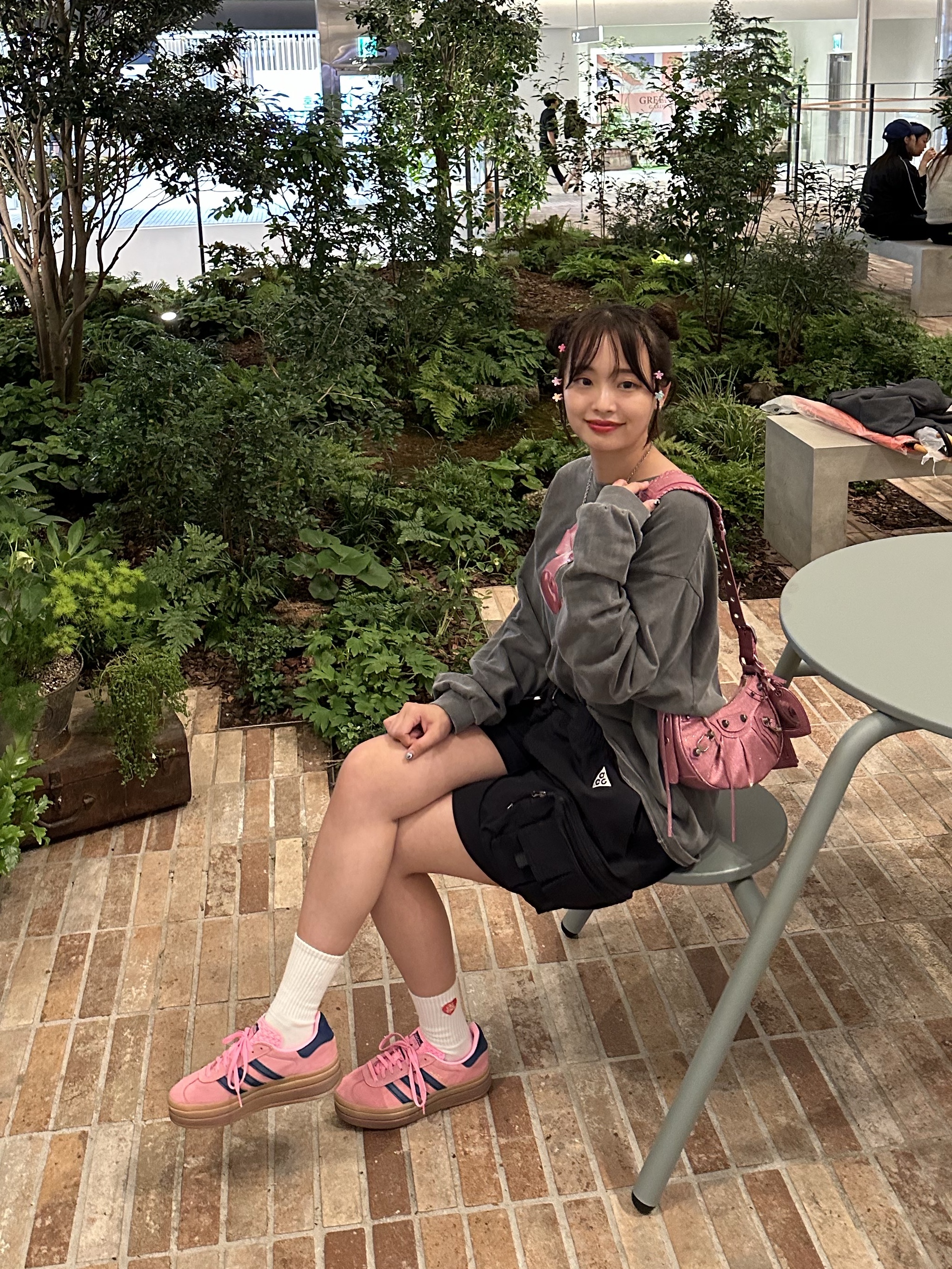 (W) Adidas Gazelle Bold Pink Glow Victory Blue, Balenciaga Le Cagole XS Shoulder Bag Pink 착용 스타일 - 6