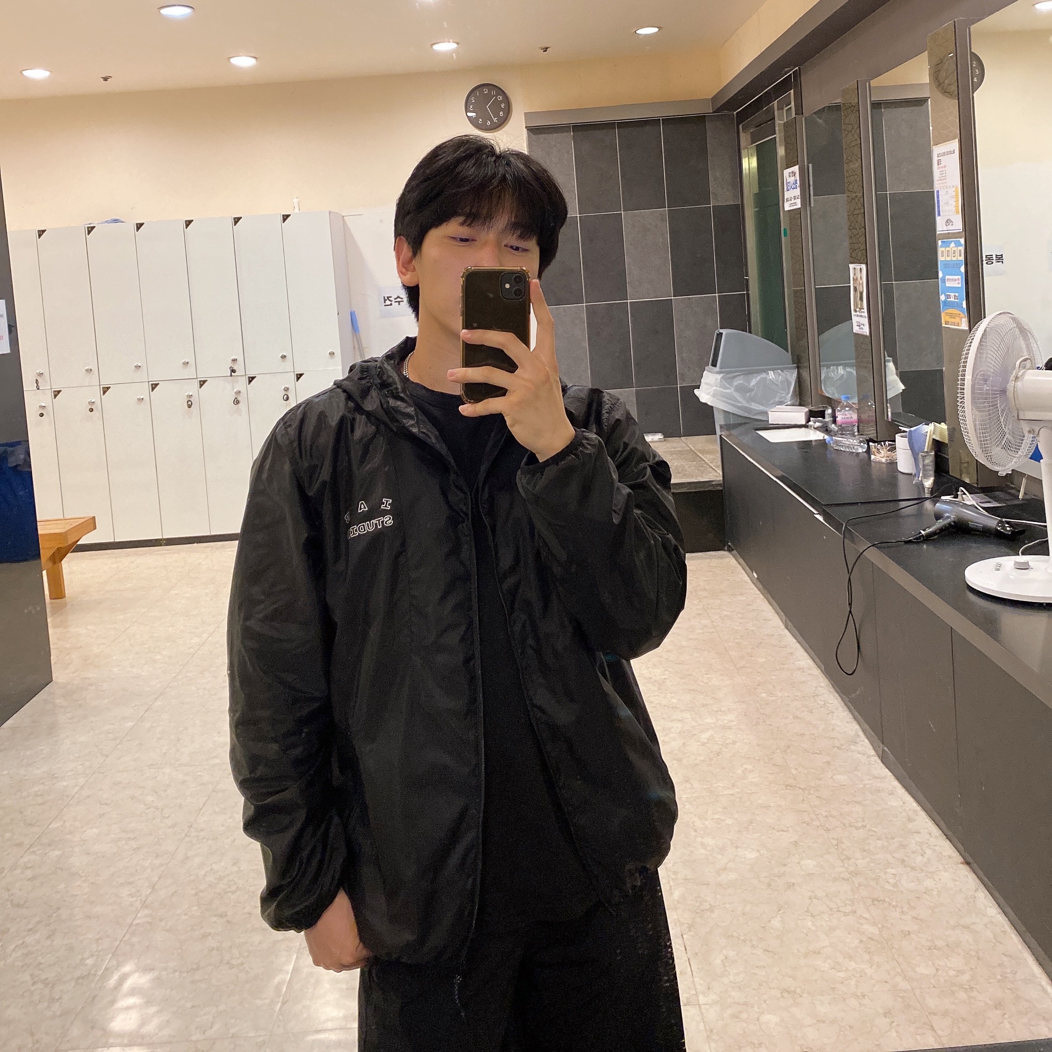 IAB Studio Ripstop Wind Jacket Black 착용 스타일