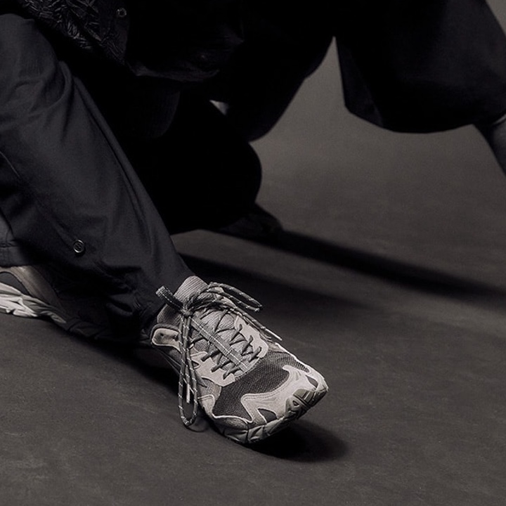 Mizuno Wave Rider 10 Black Silver, Mizuno Wave Rider 10 Dark Shadow Snow White Opal Gray 착용 스타일 - 2