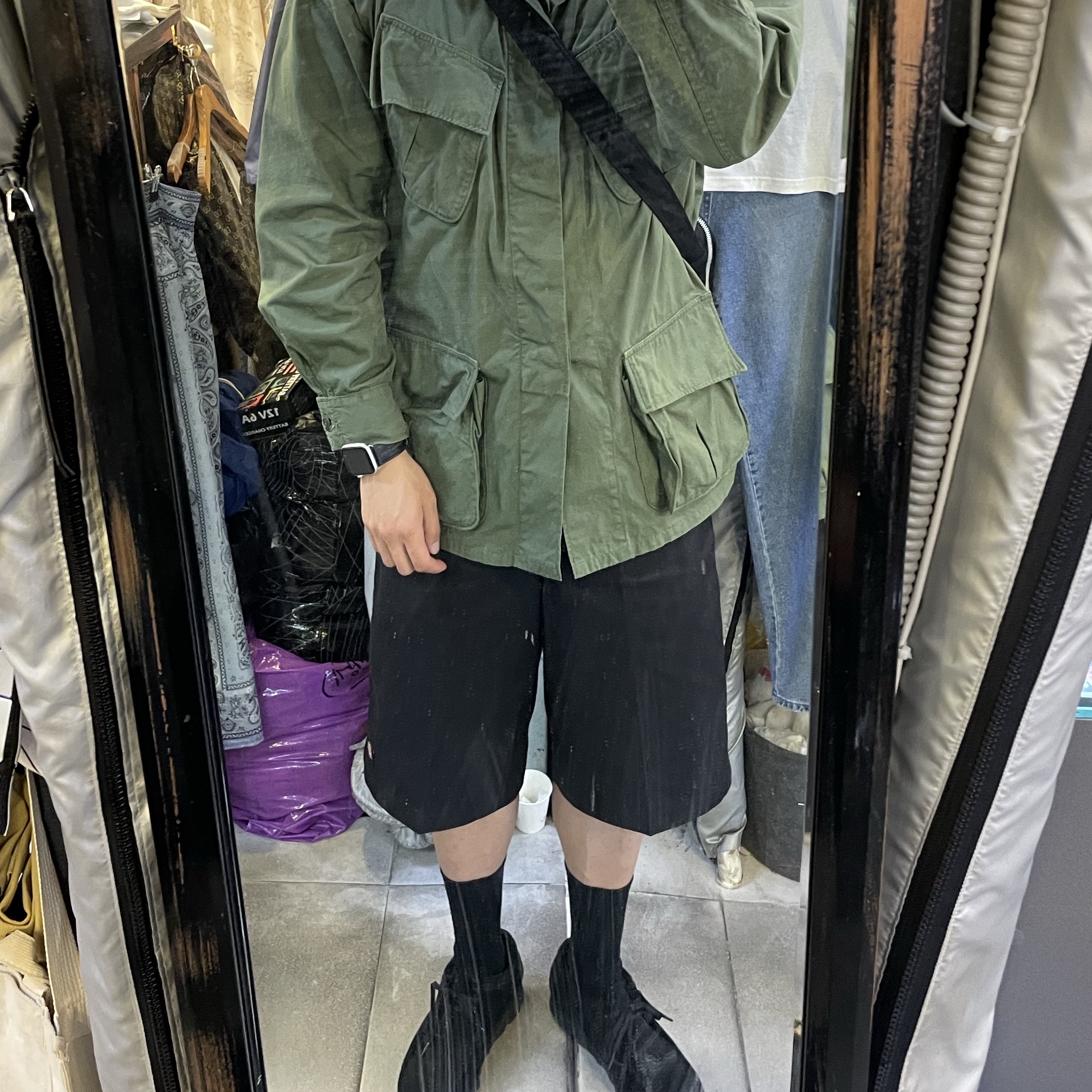 Clarks Wallabee Gore-Tex Black Suede, Porter Tanker Shoulder Bag L Black 착용 스타일 - 2