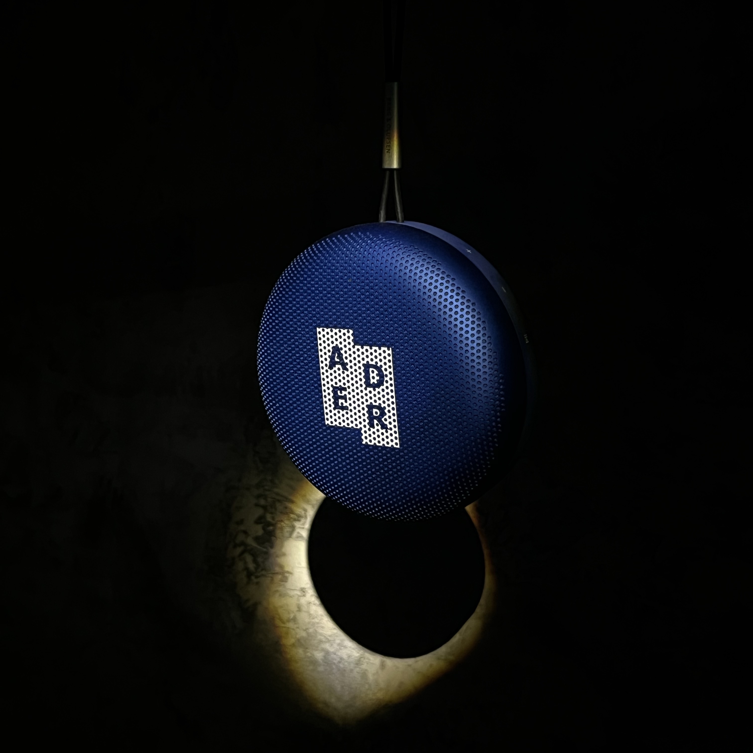 Bang & Olufsen x Ader Error Beosound A1 Ader Error Edition Z-Blue (With Speaker Stand) - Korean Ver. 착용 스타일