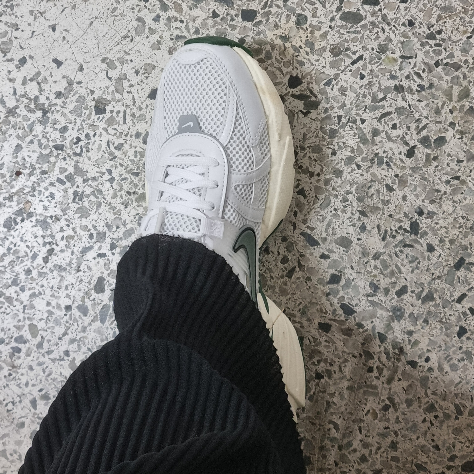 Nike V2K Run White Fir 착용 스타일