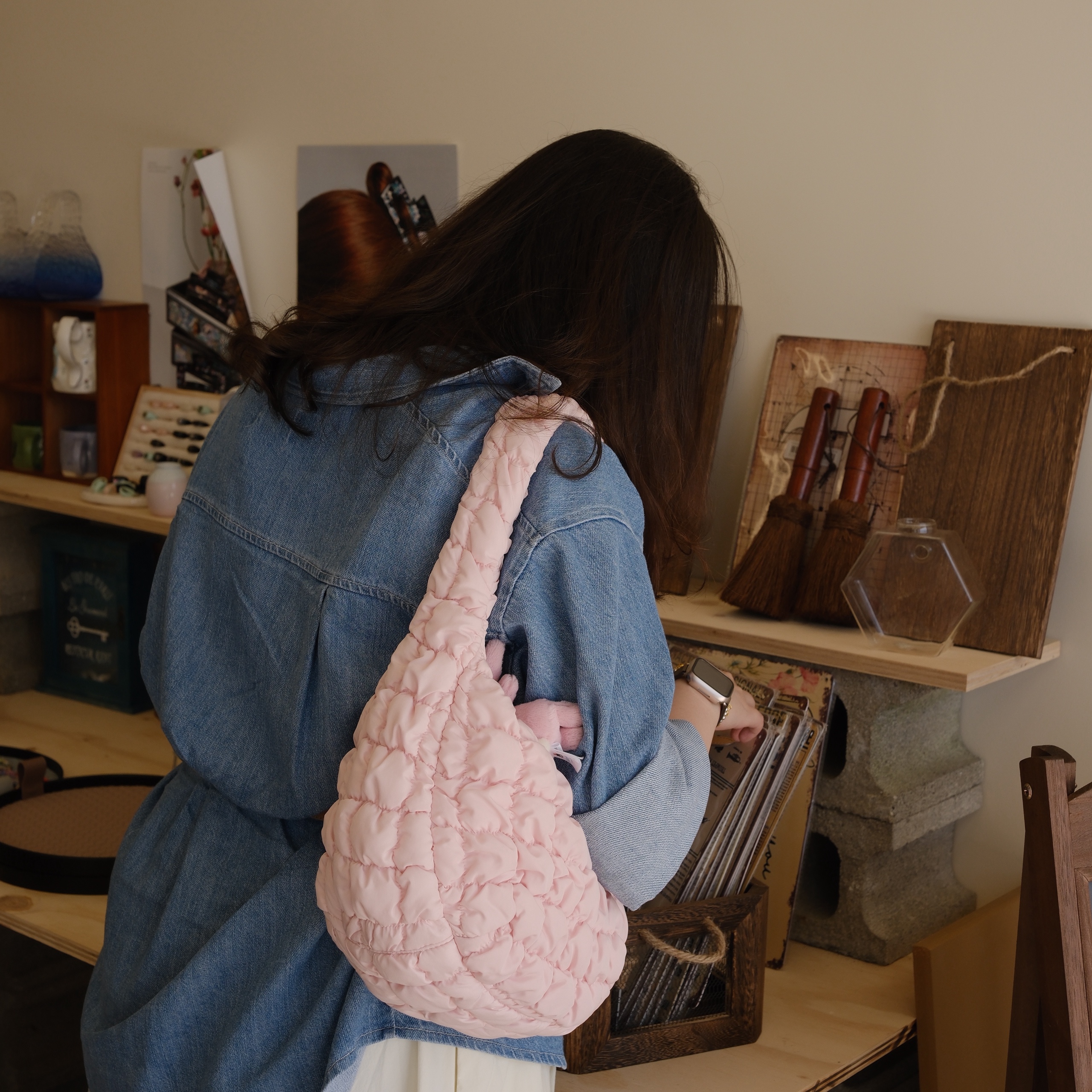 COS Quilted Mini Bag Pink, COS Quilted Mini Bag Light Blue 착용 스타일 - 2