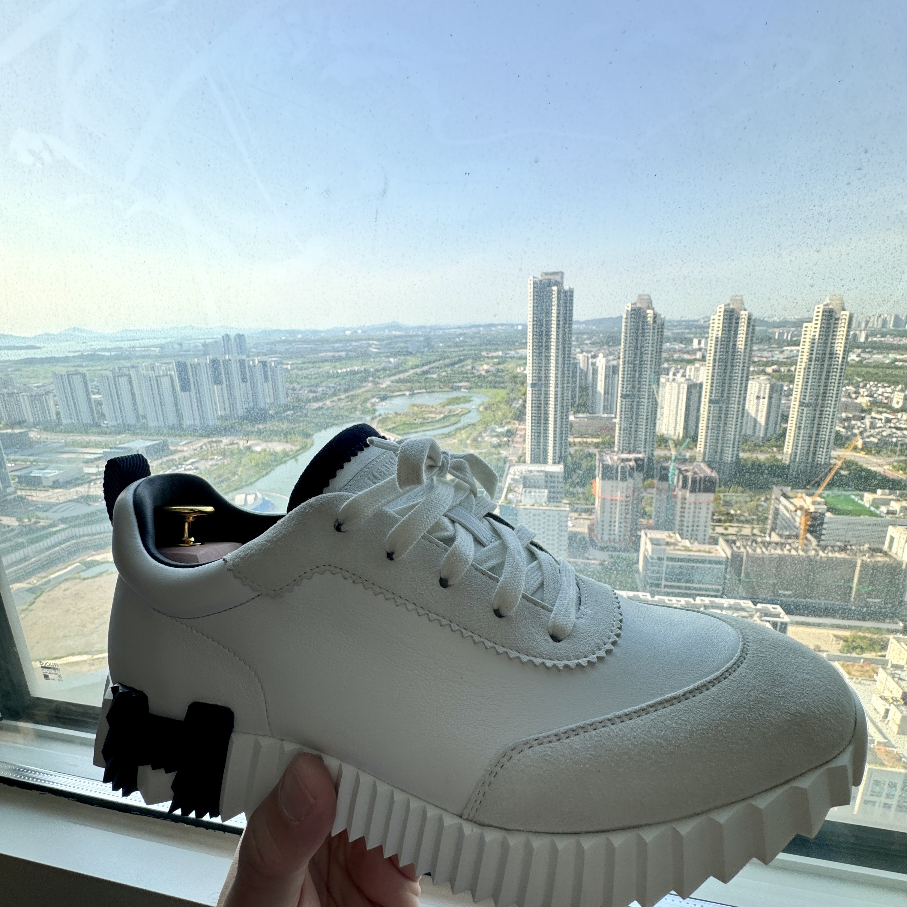 Hermes Bouncing Sneakers Calfskin Suede Goatskin & Blanc 착용 스타일