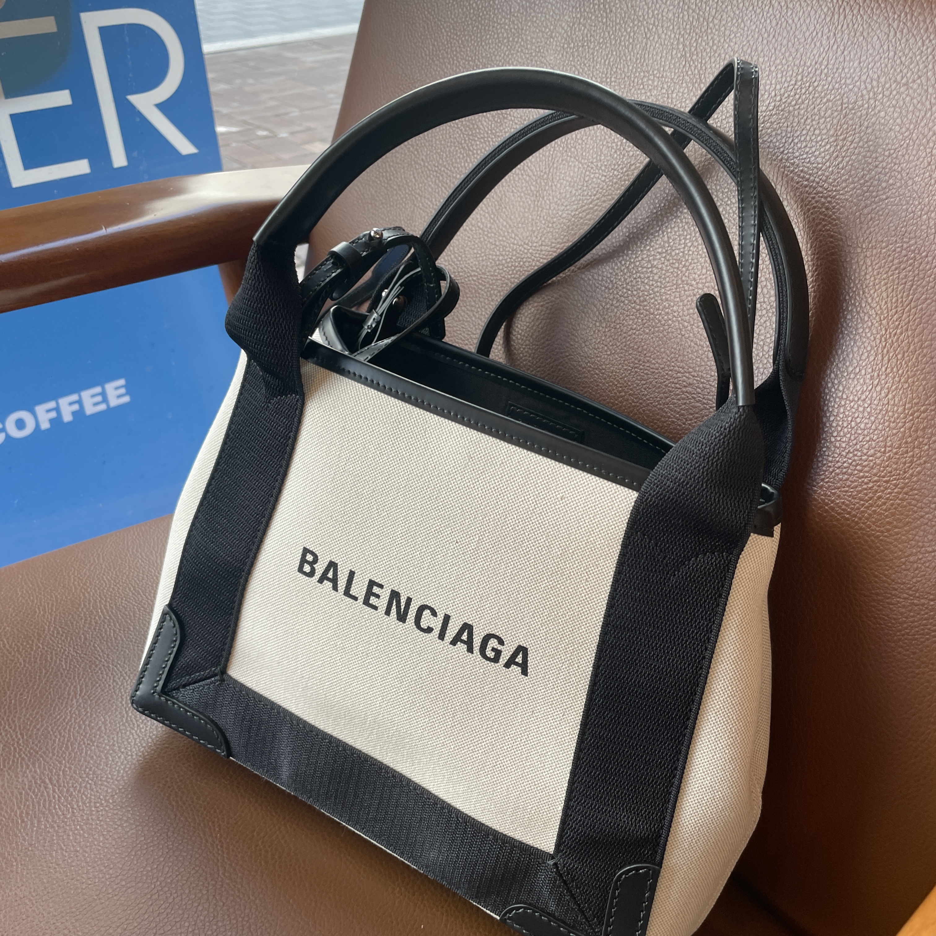 Balenciaga Navy XS Cabas Light Beige Black 착용 스타일