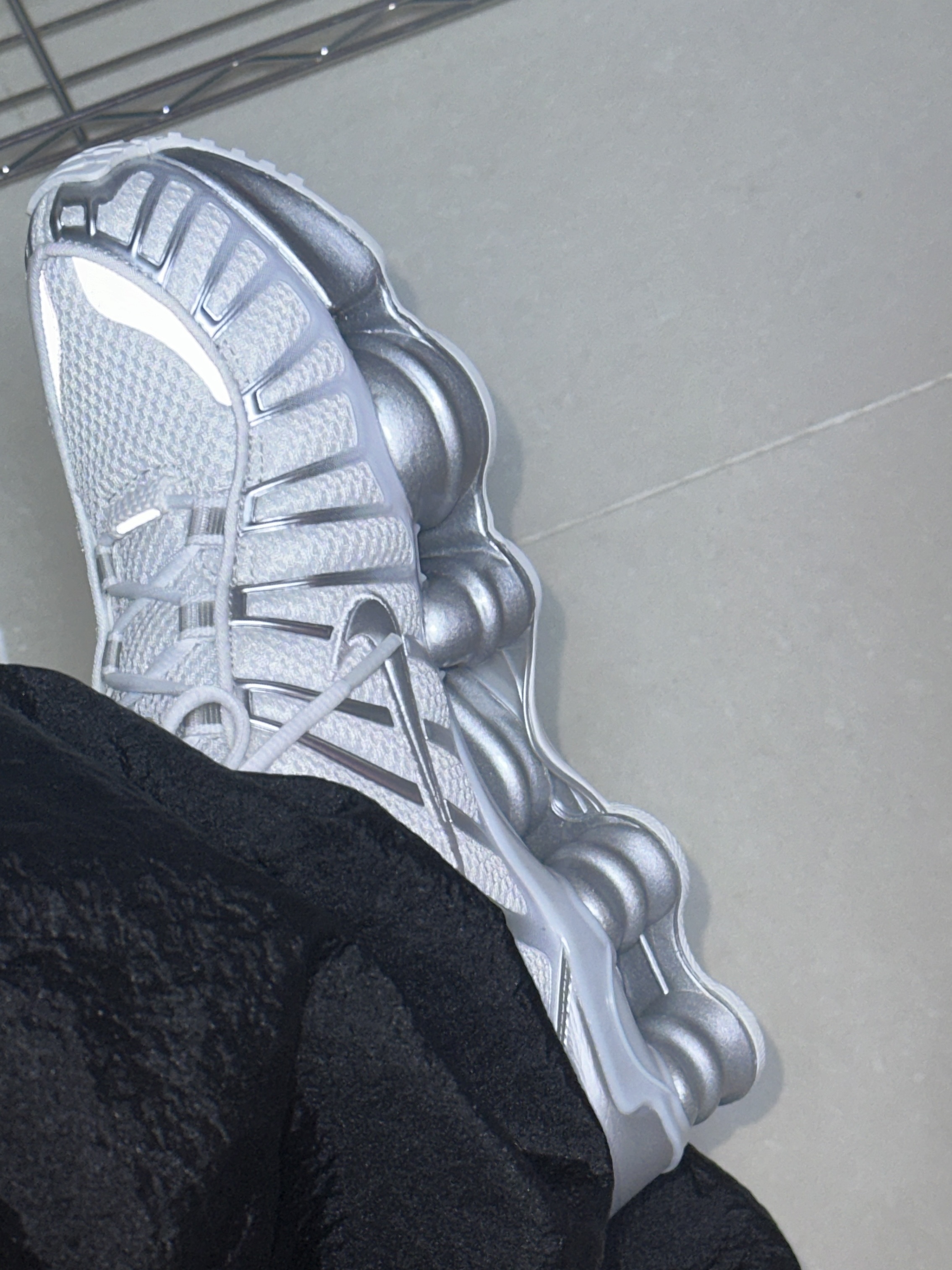 (W) Nike Shox TL Metallic Silver 착용 스타일 - 2