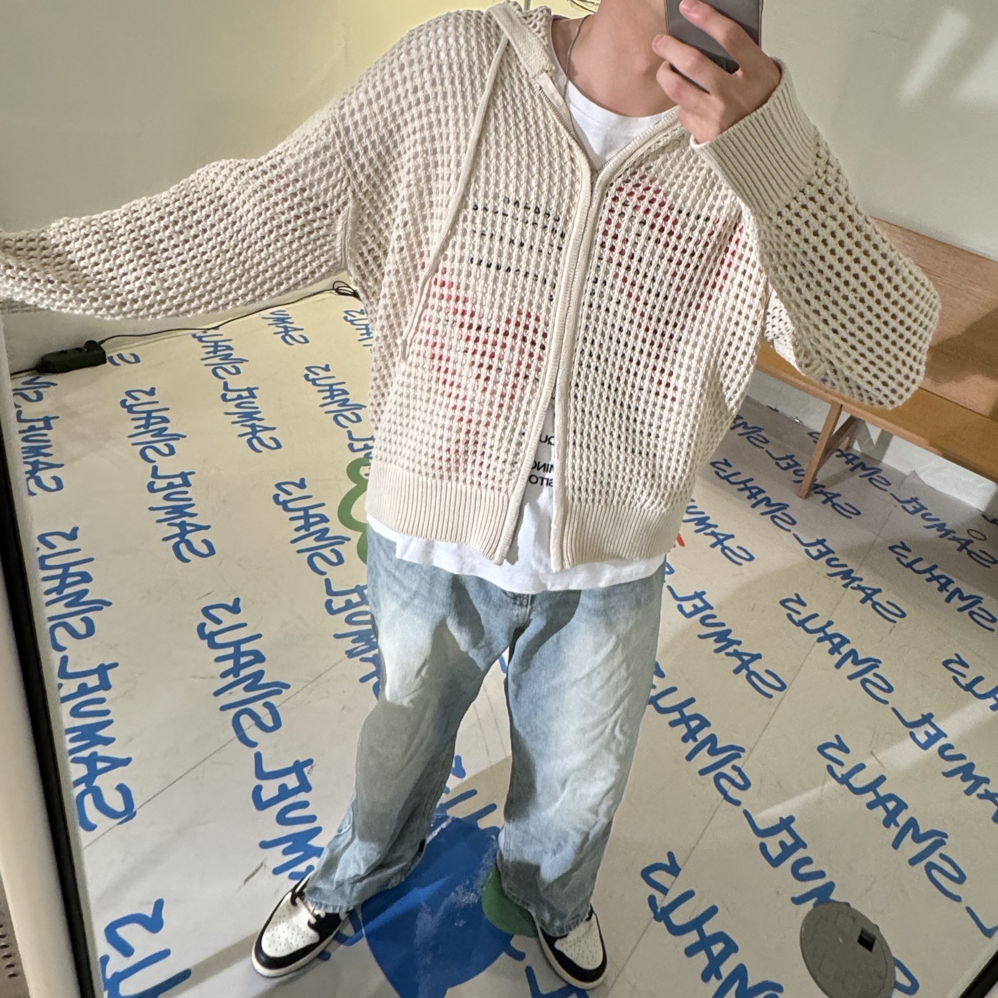 The Museum Visitor Heart Sprayed T-Shirt White, Jordan 1 x Travis Scott x Fragment Retro Low OG SP Military Blue 착용 스타일 - 2