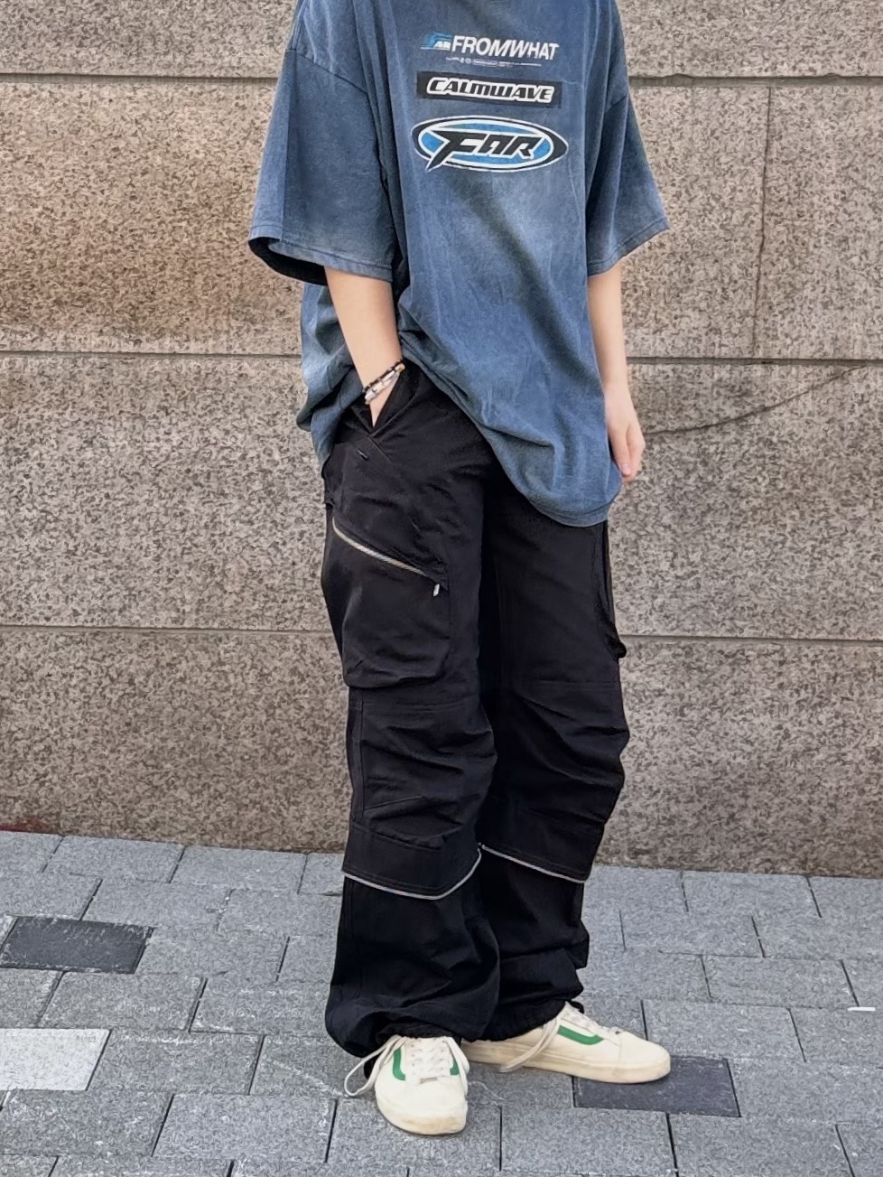 Farfromwhat Far Round Cargo Pants Black, Farfromwhat Far Washed Logo T-Shirt Navy 착용 스타일 - 2
