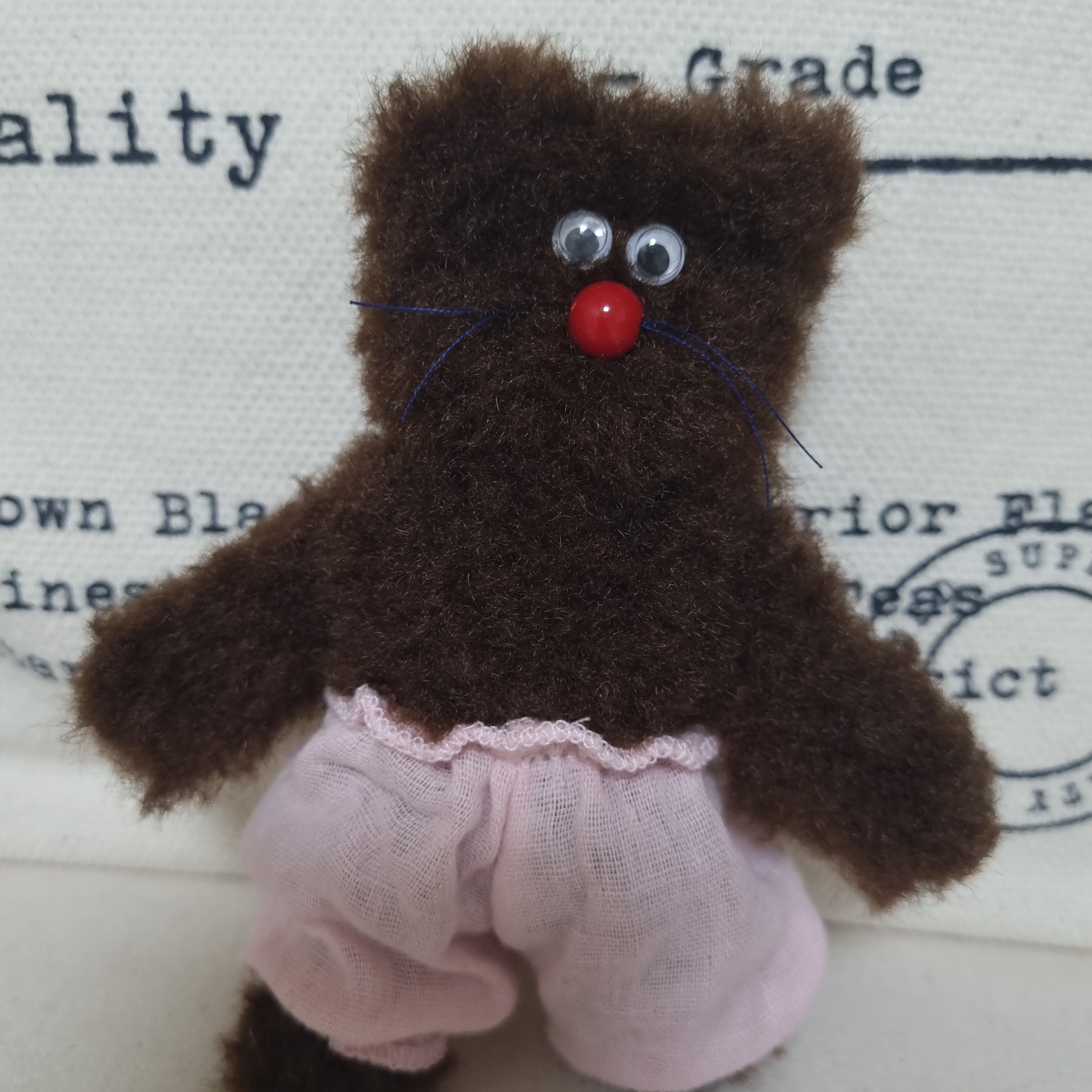 Monamhee Bred Keyring with Pink Pants Brown 착용 스타일