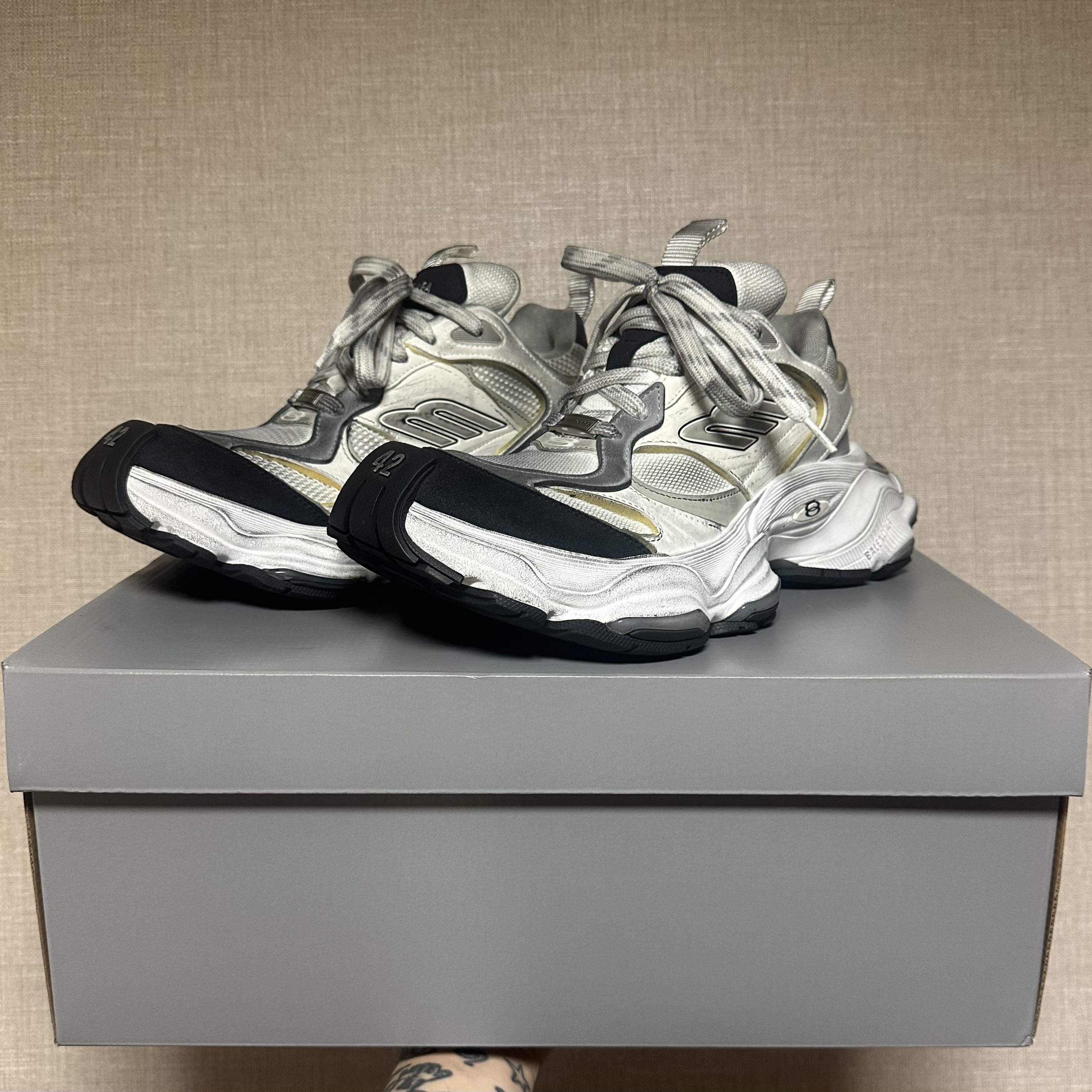 Balenciaga Cargo Sneakers White Grey 착용 스타일 - 1