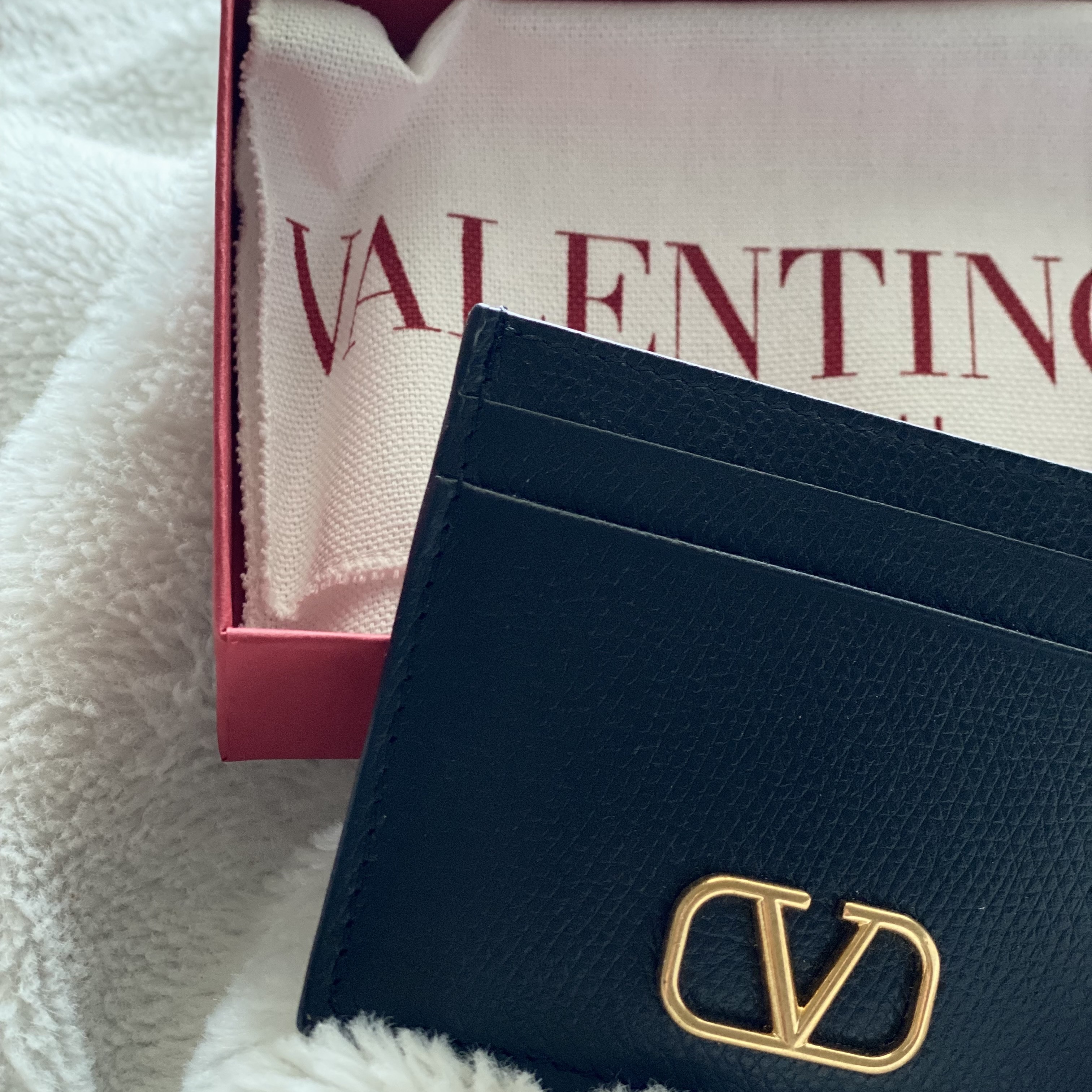 Valentino Vlogo Signature Grainy Calfskin Card Holder Black 착용 스타일