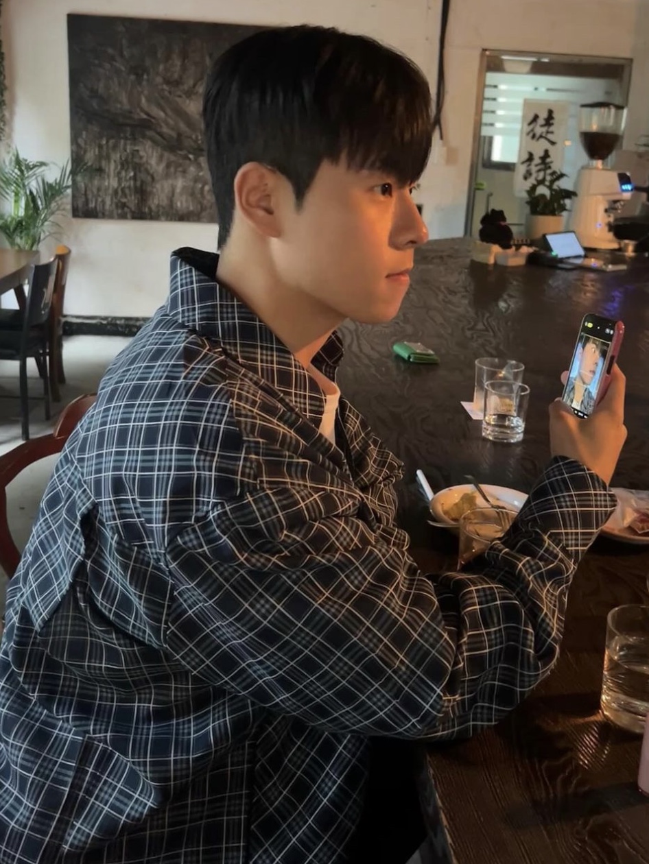 Haleine Carpenter Pocket Check Shirt Blue 착용 스타일