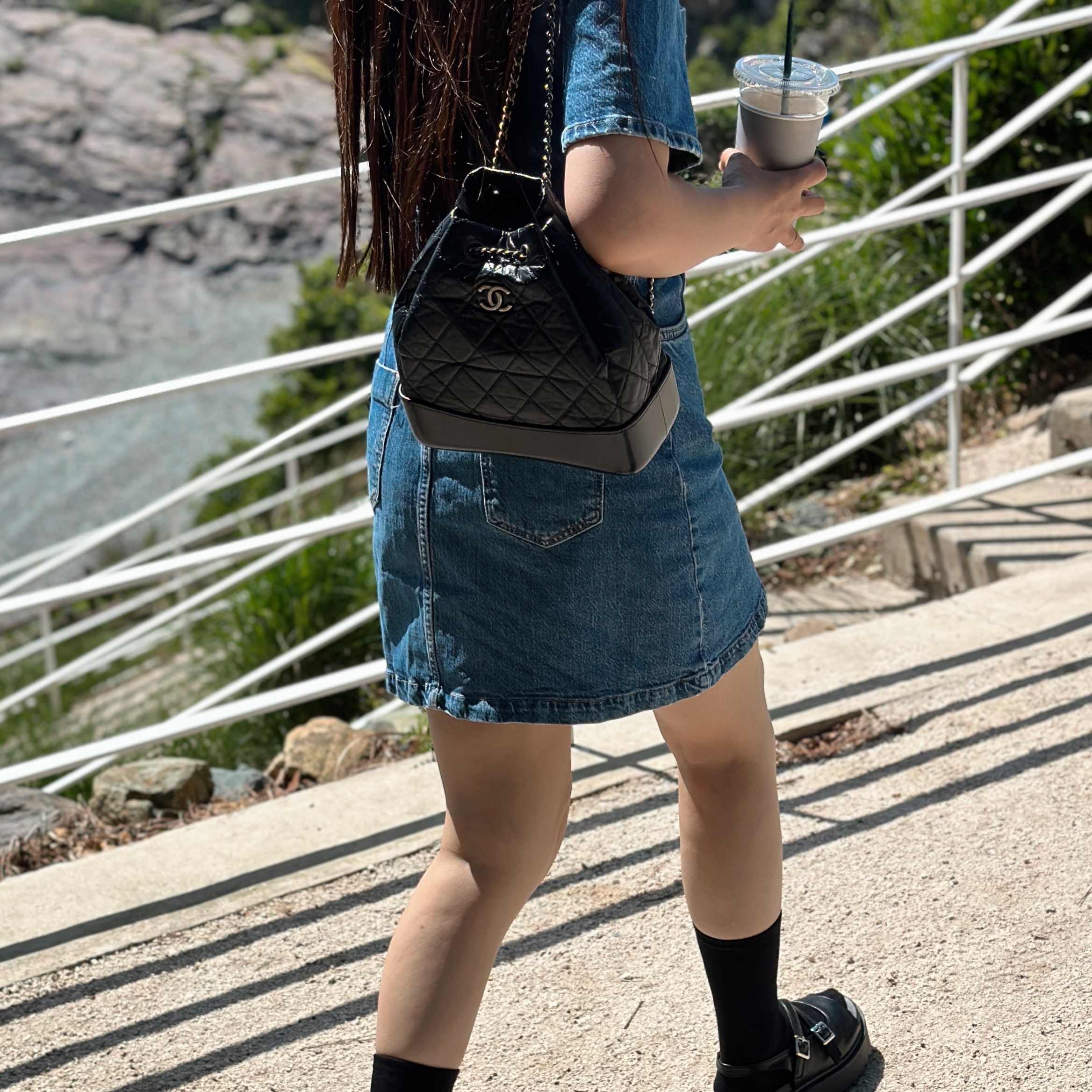 Chanel Small Gabrielle Backpack Aged Calfskin & Gold Silver Black 착용 스타일 - 3