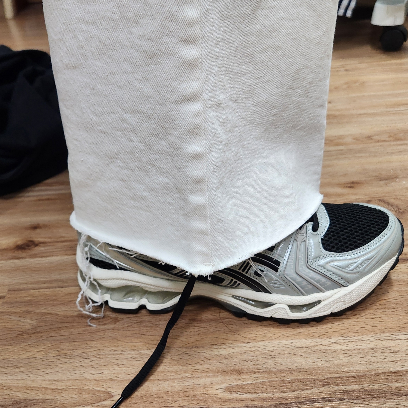 Asics Gel-Kayano 14 Black Seal Grey 착용 스타일