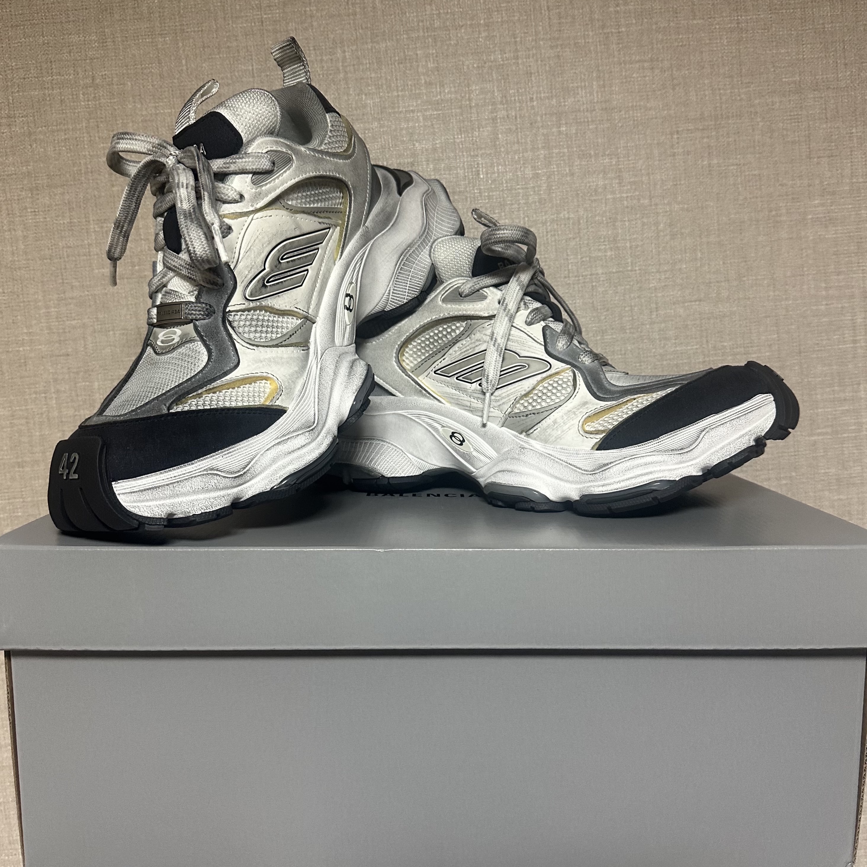 Balenciaga Cargo Sneakers White Grey 착용 스타일 - 2